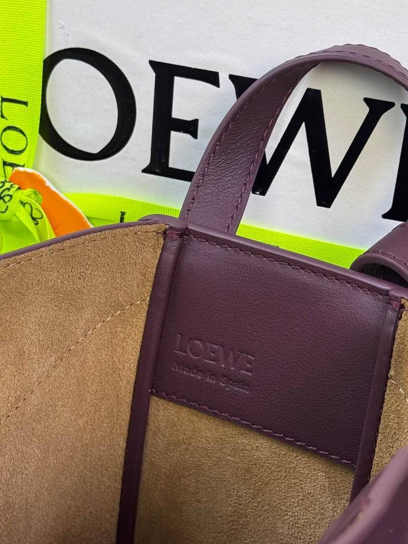 🎈新款吊床𝗛𝗮𝗺𝗺𝗼𝗰𝗸 𝗦𝗹𝗶𝗰𝗲 ——【酒红色到货‼️】 尺寸：𝟮𝟭-𝟮𝟱-𝟭𝟬𝗰𝗺 编码：652407 吊床𝗛𝗮𝗺𝗺𝗼𝗰𝗸家族迎来新成员—𝗛𝗮𝗺𝗺𝗼𝗰𝗸 𝗦𝗹𝗶𝗰𝗲，新作采用细腻柔软的亮面小牛皮制作而成，重新以纤巧比例焕新演变成新造型。搭配可拆卸可调节长肩带，灵活实现多功能背法及百变风格。