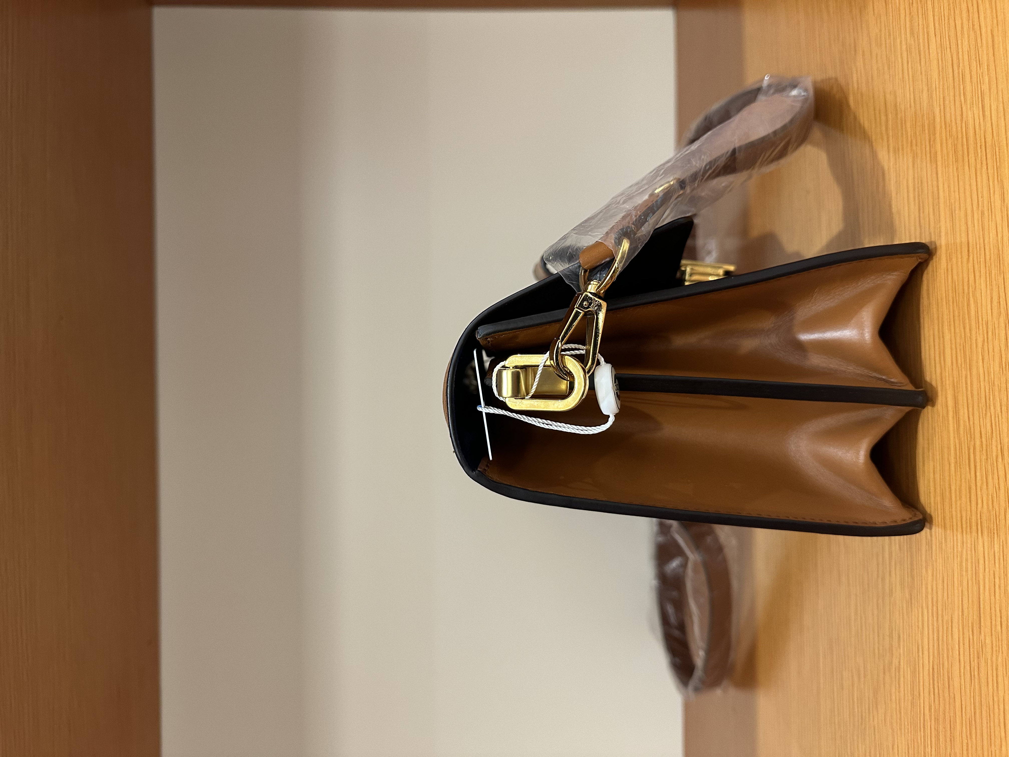 直播貨品 |  [1個-$100 2個-$300］HH22