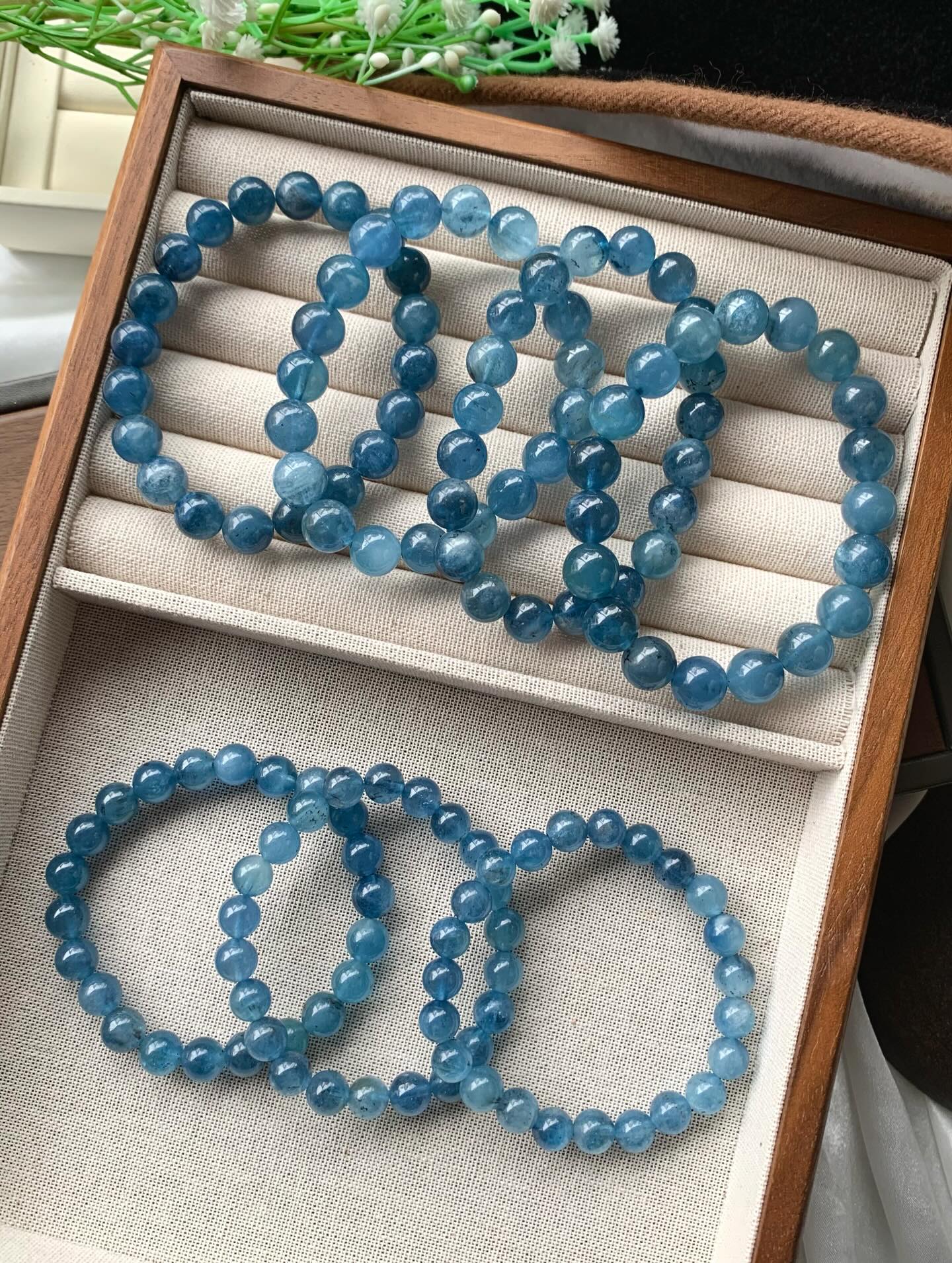 高货魔鬼蓝海蓝宝 ｜High Grade Aquamarine 6m+ RM787m+ RM888m+ RM989m+ RM11810m+ RM138海蓝宝的功效主要体现在身心健康、情绪稳定、沟通表达和事业财富等方面。它对应人体喉轮，有助于改善喉部和呼吸系统健康，如喉咙痛或呼吸道不适。同时，它还能帮助缓解压力和焦虑，增强自信心、勇气和直觉力，促进清晰的沟通和真诚的人际关系Aquamarine offers a range of benefits, including promoting calmness, reducing stress, and improving communication. It is believed to bring emotional balance, courage, and clarity, while also supporting spiritual growth and creativity. Some sources also suggest it has physical benefits, such as supporting the throat and respiratory system, and offering protection to travelers#海蓝宝 #天然海蓝宝 #天然水晶 #魔鬼蓝海蓝宝 #crystalhealingjewelry #naturestone #gemstone #aquamarine #aquamarinejewellery #马来西亚水晶网店