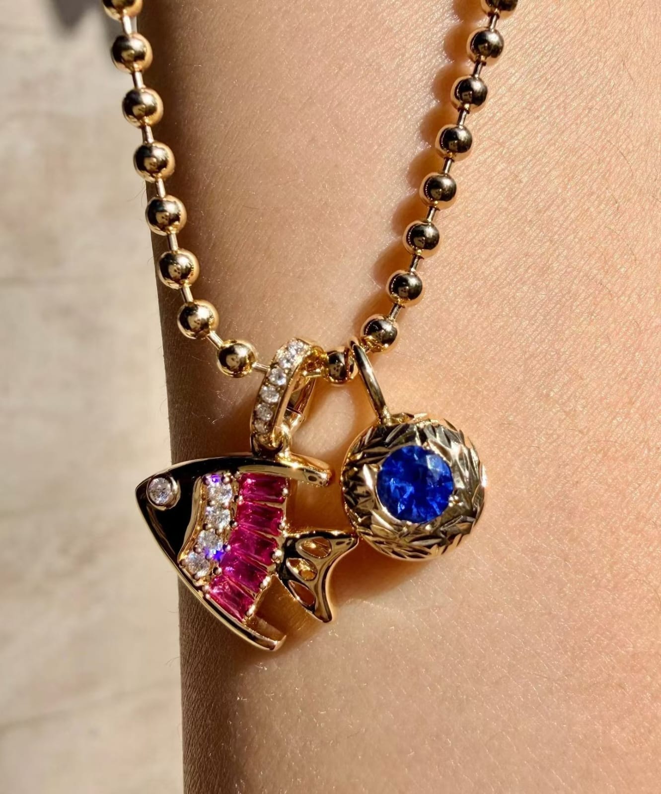 精緻金魚造型吊墜項鍊，鑲嵌紅寶石與藍寶石