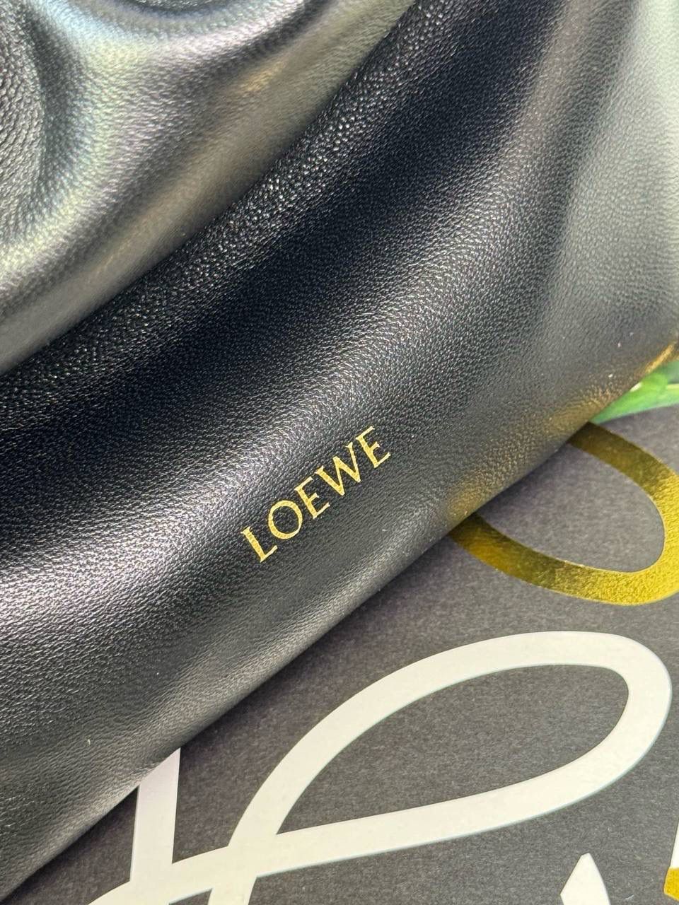 🎈迷你链条款𝙁𝙡𝙖𝙢𝙚𝙣𝙘𝙤 𝙋𝙪𝙧𝙨𝙚羊皮 ——【黑色】 尺寸：𝟐𝟑.𝟓-𝟓-𝟏𝟕𝐜𝐦 编码：062347 👉🏻延续福袋收缩绳褶皱设计，羊皮包身手感细腻柔软❤️ 👉🏻链条肩带➕皮肩带的双肩带设计，时尚百搭，给足了集美们多样化的选择。肩带可拆卸可调节，磁扣开合，正面烫金𝙇𝙤𝙜𝙤，呈现出高贵典雅的视觉感😍 👉🏻独家背景➕独家品质➕独家全套砖柜礼盒套装，市场高端品质皆在我手✌🏻