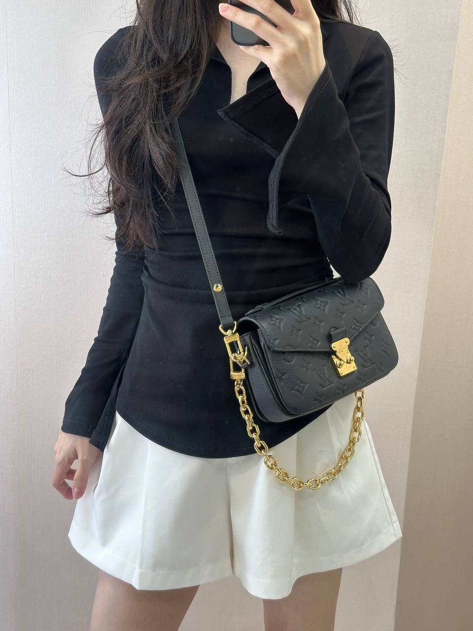 L*V 新款Metis East West系列全皮邮差包！👜✨ 这一届新款的黑马，终于理解它为什么难买了~迷你小巧的造型，经典复古风情浓浓！一见钟情的小王炸，包身保留经典的邮差包造型，通体压纹牛皮，增添更多的复古时髦感，百搭显气质的小邮差包，搭配大衣巨显得气质～神仙尺寸，神仙颜值，不仅精致时尚，可以通勤可以休闲！ 小邮差我真的会为它动容！ 尺寸：21.5/13.5/6cm M46596 黑色丝印 M46595 黑色压花