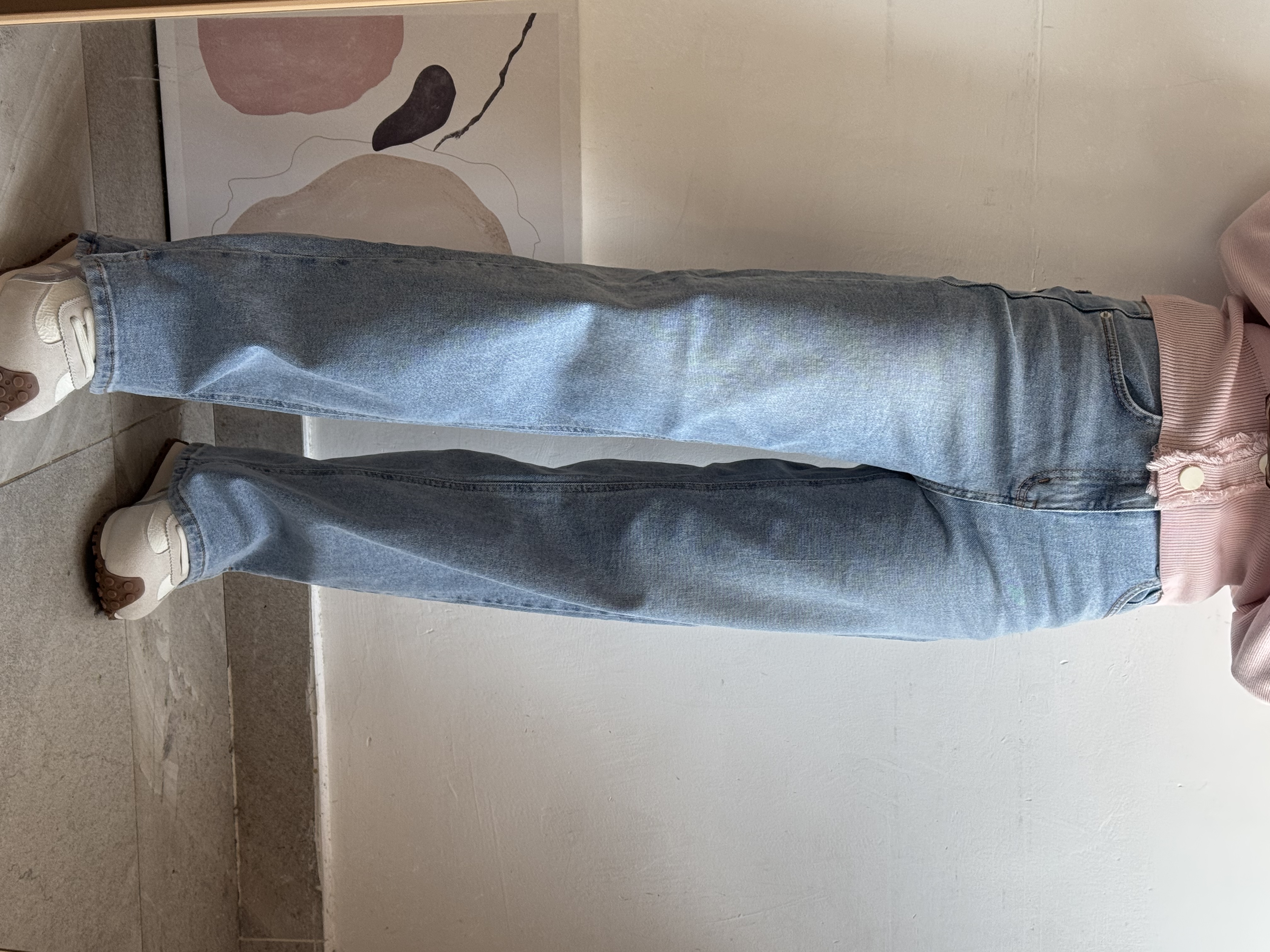 淺藍色直腳牛仔褲