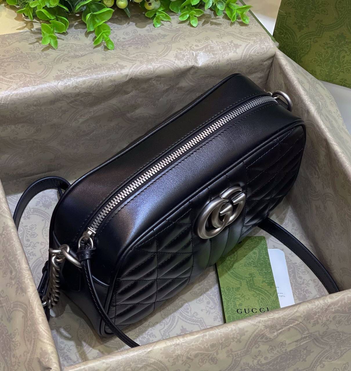 ✈️✈️✈️# 🔥𝐌𝐚𝐫𝐦𝐨𝐧𝐭菱格原厂皮# ▫️型号447632 ▫️尺寸 24*14*8cm 全新经典款相机包 ，整个包身下血本都用了原厂牛皮❗️最基础的包型.立体棱格绣花在灯光下让整个包活跃了起来，肩带可调节上身太好驾驭 不挑身高，也是全球打人必备的百搭单品！