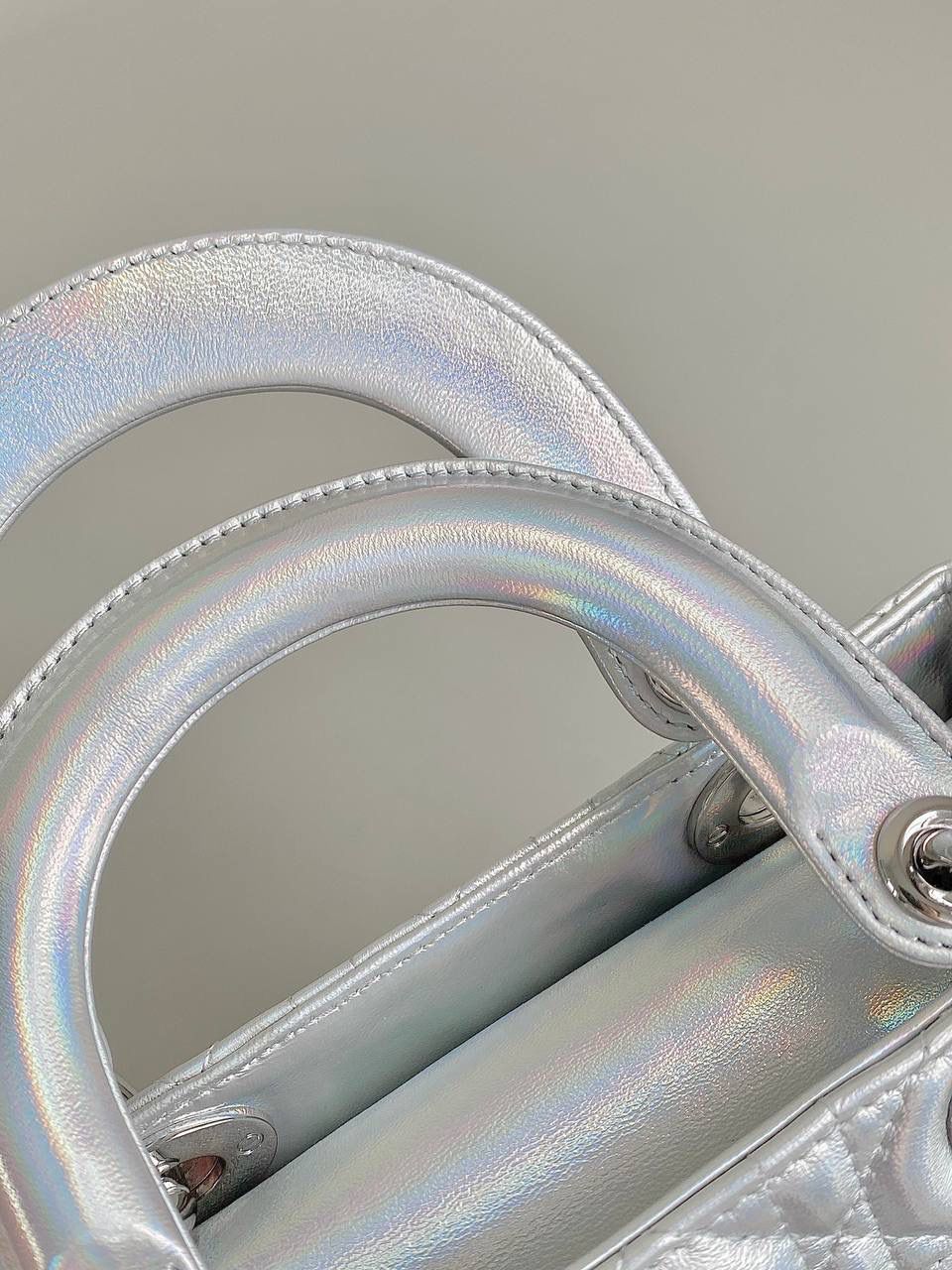 🈶镭射银 𝗗𝗜𝗢𝗥 𝗟𝗮𝗱𝘆羊皮四格银扣 快！快！快！很少见有这么特色的包 Bing灵动炫目大胆的科幻视觉冲击太震撼 整个包身珠光呈镭射效果，犹如彩虹般 很是惊艳！配银色金属更有张力，好抢眼啊 优雅与炫酷的反差碰撞，也就只有它独具一格 拿到手你们一定要多背出去走走 它实在是美到过分了！！ 进口原厂羊皮➕全钢五金 （配8个五金图案 全套包装） 20×16.5×8cm 4123m