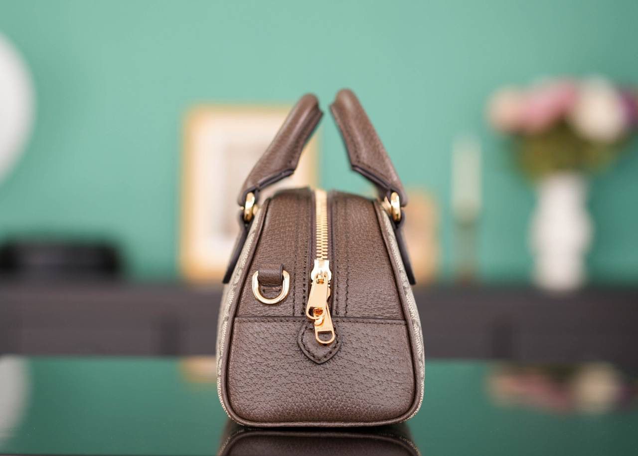 🥯GG Ophidia系列迷你手提包 波士顿21cm 正品售价,500 包身简洁大方，太过繁杂的元素反而会降低档次，强烈推荐! 虽然是迷你尺寸，可是它的容量很可！！！ 官方款号 724606 尺寸：21x12x10cm