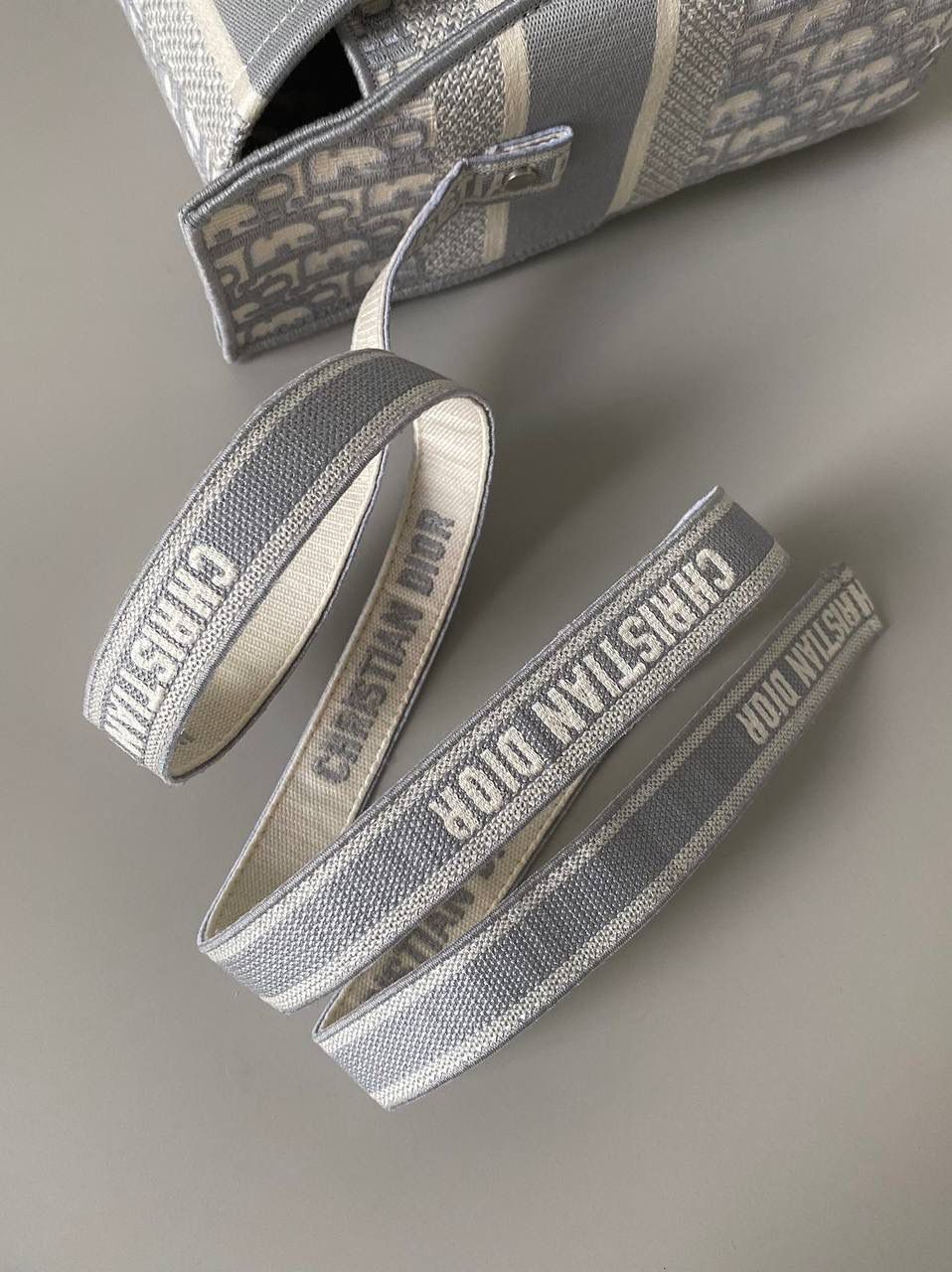 🈶岩石灰大号 𝗗𝗜𝗢𝗥 𝗢𝗯𝗹𝗶𝗾𝘂𝗲经典邮差包 呼声需求最高！这颜值众人一眼必入手，太好看了呀❕设计师真的太厉害，全新灰色系列已经俘虏了忠粉的火热反响！一见钟情一点也不夸张，超级爱～ size：27×28×11cm #M928m