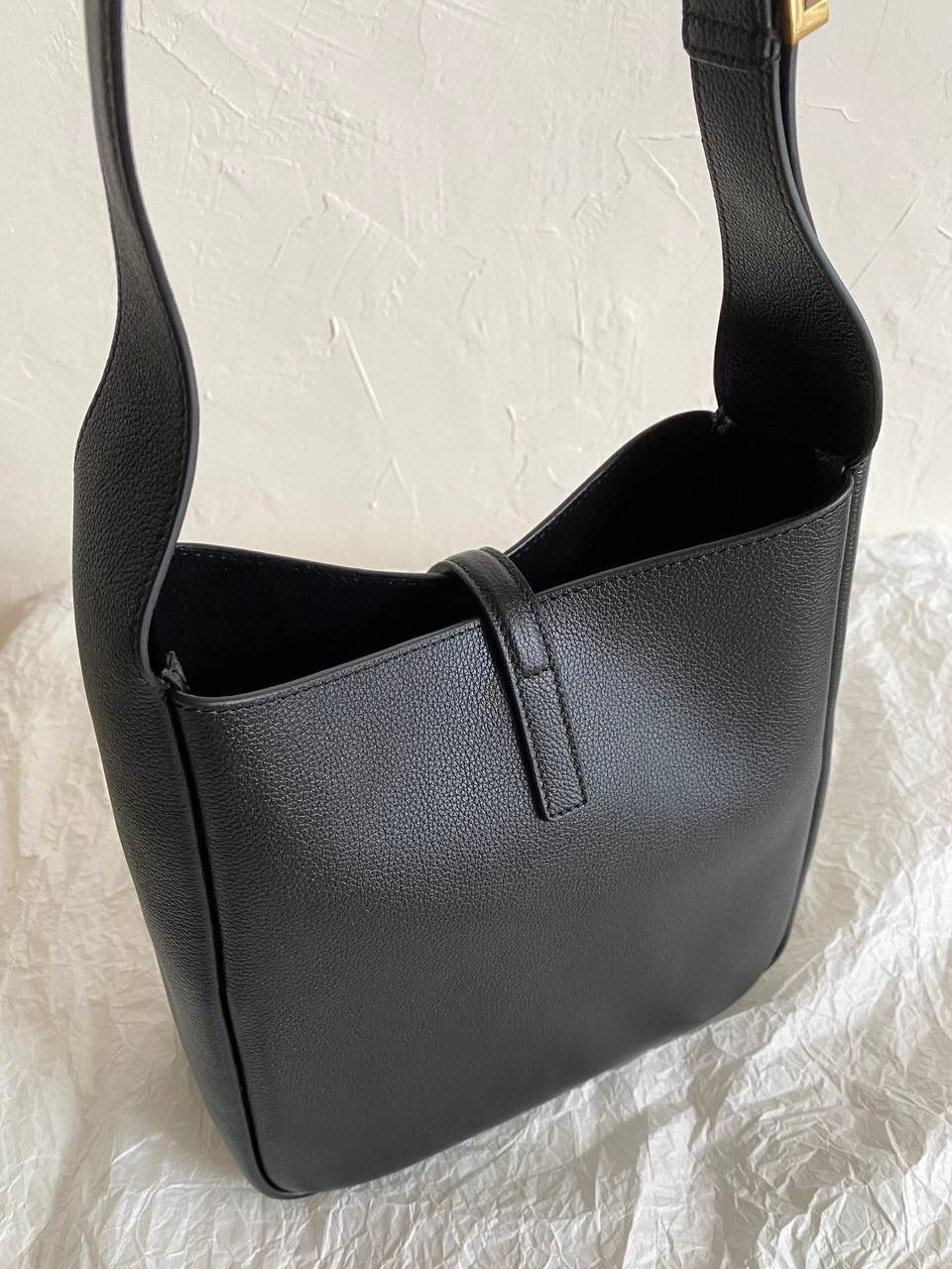 超级销量王🔥 【已更新最新细节⚠️】 ys1 hobo bag腋下包黑金🖤 我和你们说，这只包看着普普通通 但是上身是真的很好看！ 第一次看到他们家有这种慵懒的腋下包 整个包都是柔软的原厂胎牛皮 又轻容量又大，真的很～～好背 这只包的灵魂在于圆滚滚中又有型 市场很多做得太挺括硬朗，那种货打咩啊❌ ZP开发⚠️全套包装哦～ 23×22×8.5cm713938m