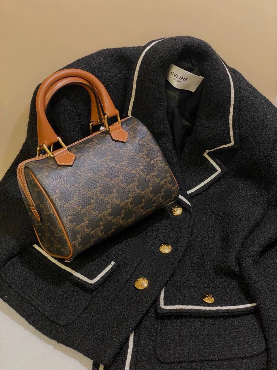 🔥大货实拍图 𝗖𝗘𝗟𝗜𝗡𝗘♥𝗧𝗥𝗜𝗢𝗠𝗣𝗛𝗘小号波士顿 型号：197582 尺寸19.5*14*7cm 别再只买LV speedy了！Lisa同款Celine枕头包来啦！凯旋门老花感觉更复古，更年轻一点～这个季节搭配棕色系，格子外套都更提升复古味，肩带🉑️拆卸可调节，背法多样，会是日常使用频率很高的一只小可爱😉