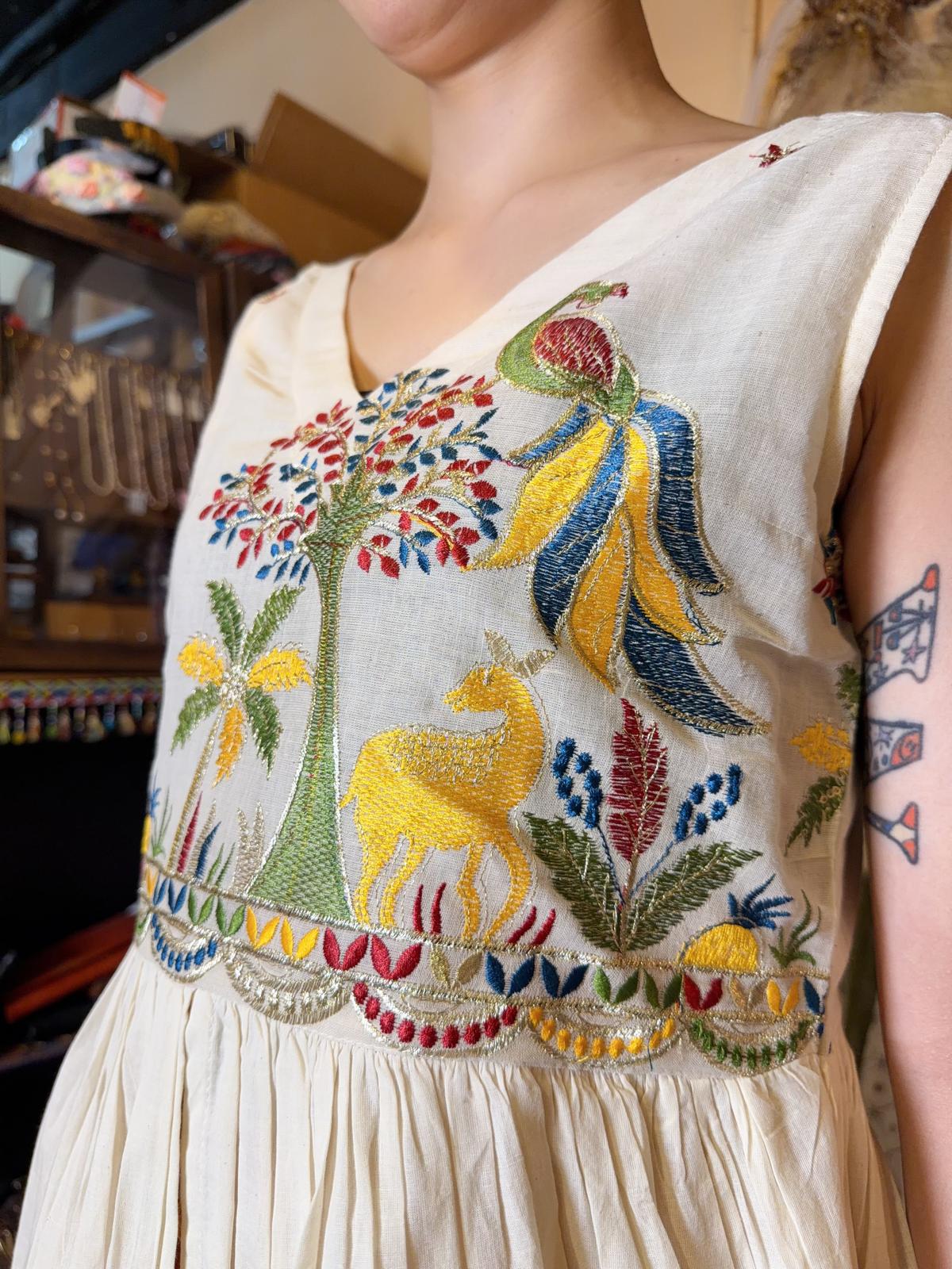 1640 Zoo Emb. Beige Sleeveless Top 44.5"