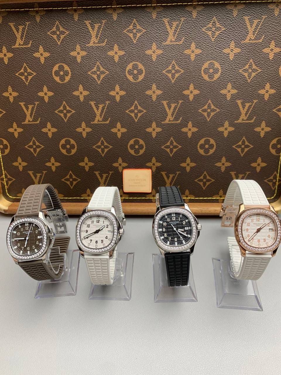 百达翡丽 5067A 手雷 石英女表 ——PPF继续购入原装PP--5067A腕表，独立拆解开模。完美还原PATEK PHILIPPE--5067A全系列石英腕表，带来全网最佳的复刻产品和极致体验。 【表带 扣】 1.采用与原装一致的天然复合橡胶（Tropical）材质，经久耐磨，可抵抗海水侵蚀和紫外线辐射。 2.完美克隆Aquanaut最新表扣，即使在非常细小的拐角处上也做有倒角润饰，确保还原正品般的舒适感。 【表壳】 1.腕表尺寸35.6X7.7mm 圆润的八角形表壳与原装一致，保持着复古的造型和精湛的打磨。 2.旋入式把头设计和实心底盖吻合与原版 3.表圈镶嵌46颗顶级施华洛世奇水晶（共计1克拉） 【机芯】 瑞士石英机芯改PPCal.E23-250芯。走时稳定，续航持久，性价比超高。