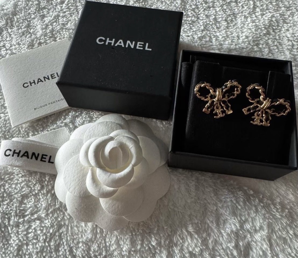 Chanel 皮穿鏈蝴蝶結CC Logo 耳環 