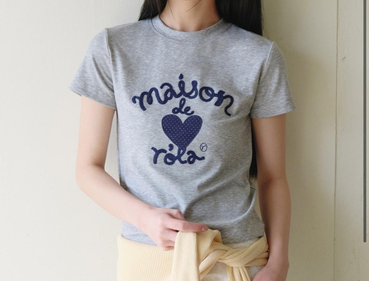 4月新款都有獨家優惠🤩 🎀Rolarola 🎀 MAISON DE ROLA EMBROIDERY HEART Tee 原價49000won 獨家折扣優惠 size: s/m Charcoal/grey/white 29/3 23:59截單