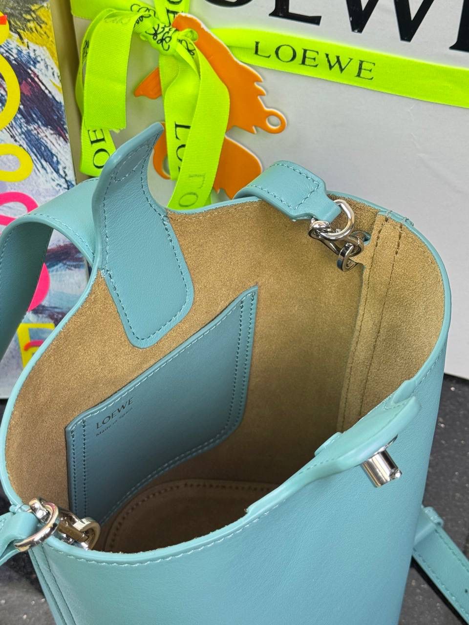 ♥️𝙈𝙞𝙣𝙞 𝙋𝙚𝙗𝙗𝙡𝙚 𝘽𝙪𝙘𝙠𝙚𝙩 ——【水蓝色】 尺寸：𝟏𝟔-𝟏𝟔-𝟗.𝟓𝐜𝐦 编码：062339 🎈标志性Anagram鹅卵石点缀，配以纯粹简约线条以及瞩目设计风格，诠释全新𝙋𝙚𝙗𝙗𝙡𝙚手袋👜 🎈自带一根🉑拆卸🉑调节的肩带，一包多背，多样化风格，秀场大放异彩😀内里容量超大，日常实用性强👌 🎈配全套专柜礼盒🎁，给你满满的仪式感👀