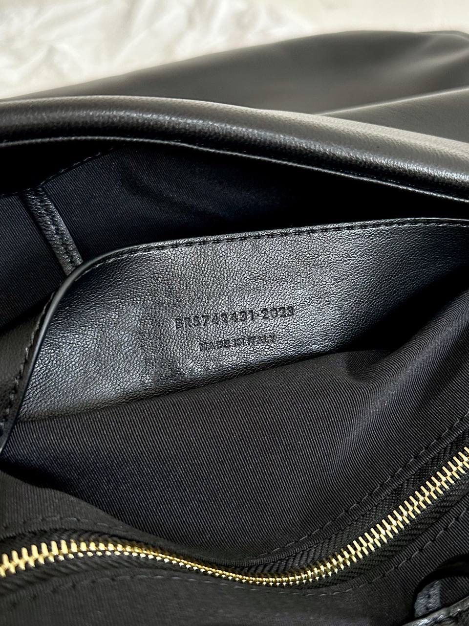 仅剩少量❗️ ys1 jamie羊皮链条大包 黑金🖤 今年的大包出一只火一只 完全宠喜欢大包的兄弟姐妹！ 链条包夏天背多了一丝呼吸感 和包包的大体量有了个对比 自重也不算很重，羊皮没有牛皮重 绝对是可以接受的重量 43×29×9cm742431m