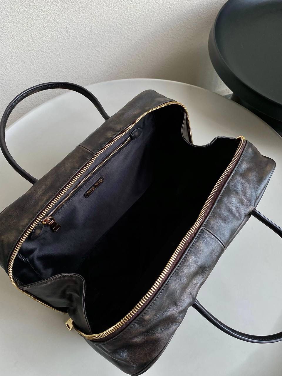 🈶复古做旧色 𝗠𝗶𝘂𝗠𝗶𝘂公文包 | 无肩带 这只经典必做的，做旧系列每只都火 目前还没新出有配肩带，喜爱程度丝毫不减 做旧的棕色皮质花纹，像掉漆效果 软而不塌的包型，复古又时髦有腔调 近两年miu水涨船高，爆款制造机 出什么火什么，杀疯了已经，都去冲 一整个甜酷少女感路线，赢麻了！！ 23×34×10cm，#F0020m