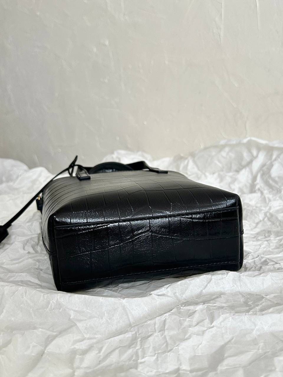 ys1 mini tote鳄鱼纹🐊 这只包在mini包中一定有它的一席之地 第一，它包身够小够可爱 第二，它容量够大够能装 第三，它鳄鱼纹压纹够抗造 就冲这三点，几乎没有哪个小可爱能打得过它 小手提➕可拆卸肩带的设计在实背性上也更出挑 没有槽点的小可爱，我超爱！！ 必须zp开发的啦，相似度看对比图！ 质量就请放心的交给我们哈！ 鳄鱼纹：18×17×8cm712367m