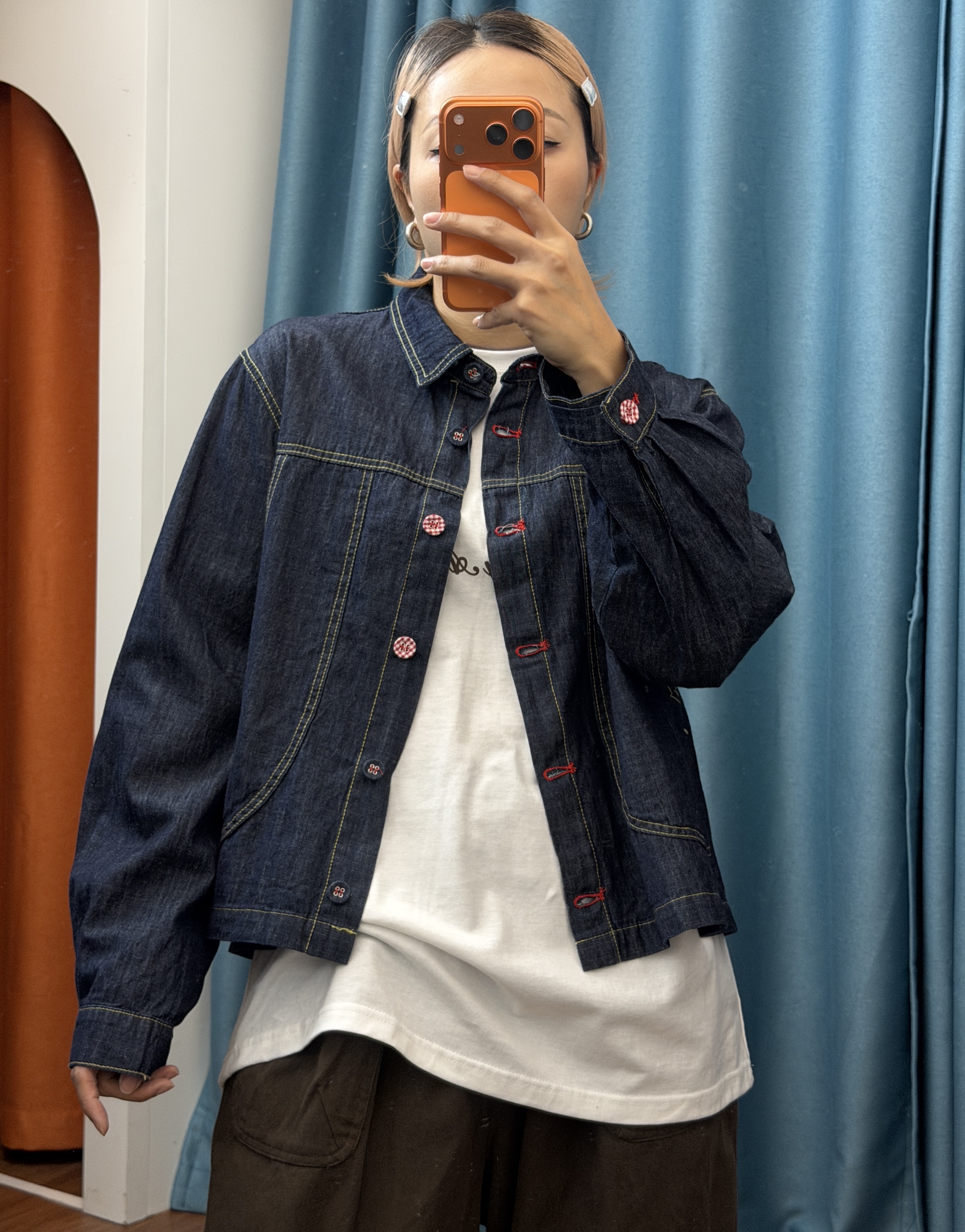 時尚日系感深藍牛仔外套 （撞色縫線格紋鈕扣設計）