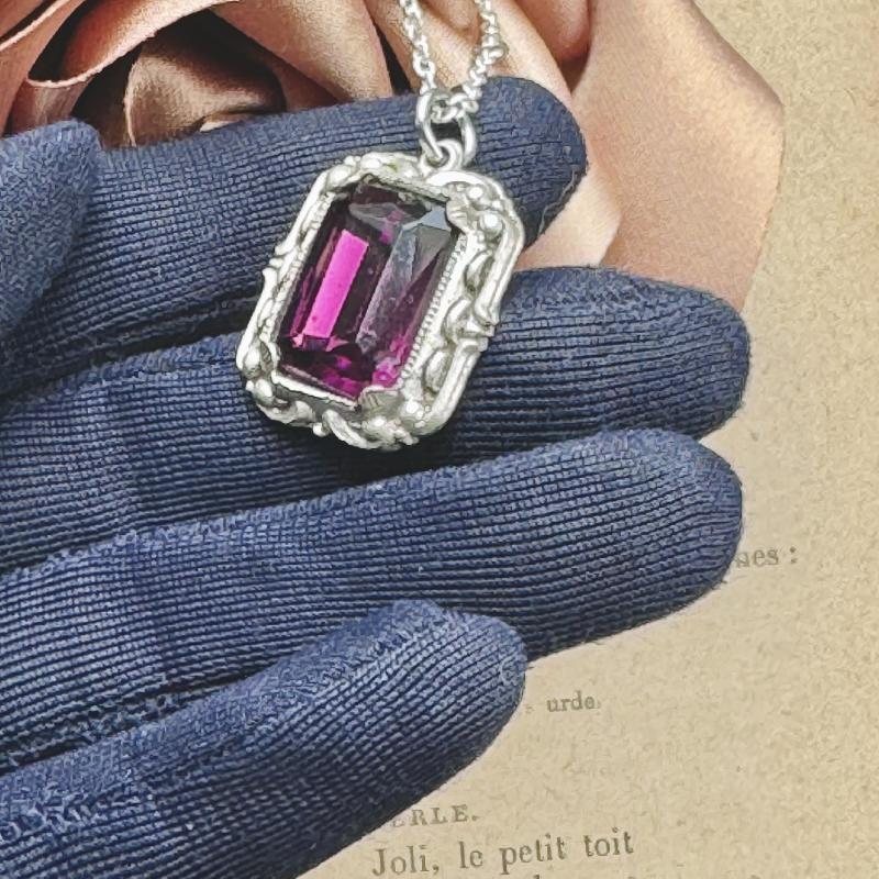 Vintage 1950s Czechoslovakian Faceted Purple Glass Pendant Necklace (MW246)