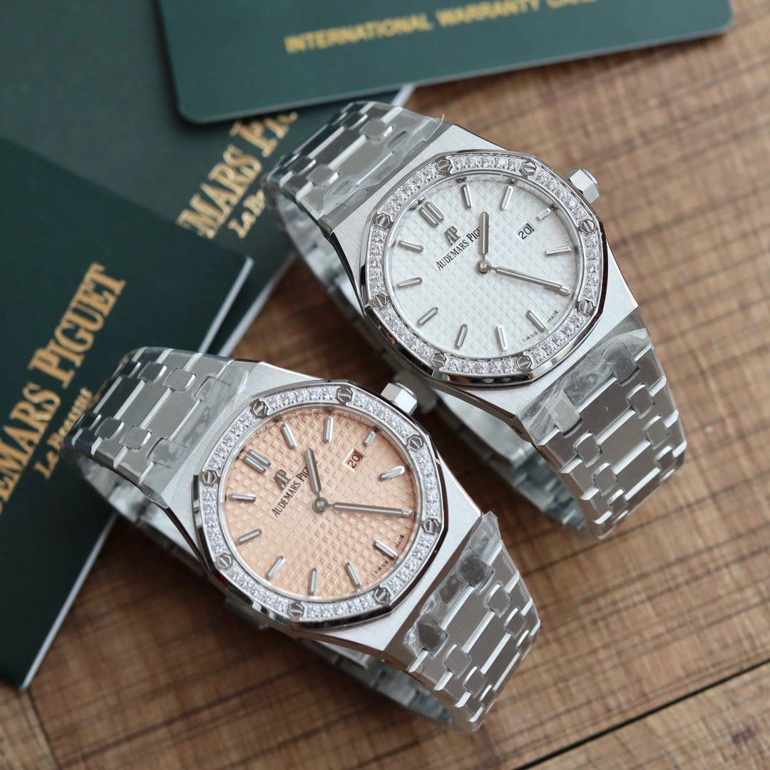 🚀原单AUDEMARS PIGUET爱彼 皇家橡树系列67女士石英腕表 独家原版拆解开模 所有配件均可原版互换使用，搭载原装瑞士F04111石英机芯。走时精准！全程CNC打磨，多次校对调整版型，棱角分明。表壳直径33MM,多边形状表圈与表壳精密相合，表圈以六边形螺丝栓固定在表壳上（圈口镶嵌精美施华洛世奇钻，璀璨夺目）表带链节精致规整，链节经过上百次细致的打磨处理，呈现出完美的纹理。折叠式表扣开合简单，佩戴方便。腕表表耳处呈弯折状，可以保证腕表与腕部更加贴合。表盘镌刻“Grande Tapisserie”大方格纹装饰，搭配荧光立体时标和皇家橡树指针，宽大的指针和时标让读时简单清晰。三点位置日期显示窗口，以阿拉伯数字显示。腕表为密闭表底，表底上镌刻皇家橡树系列的英文名称“Royal Oak”字样✨🔥