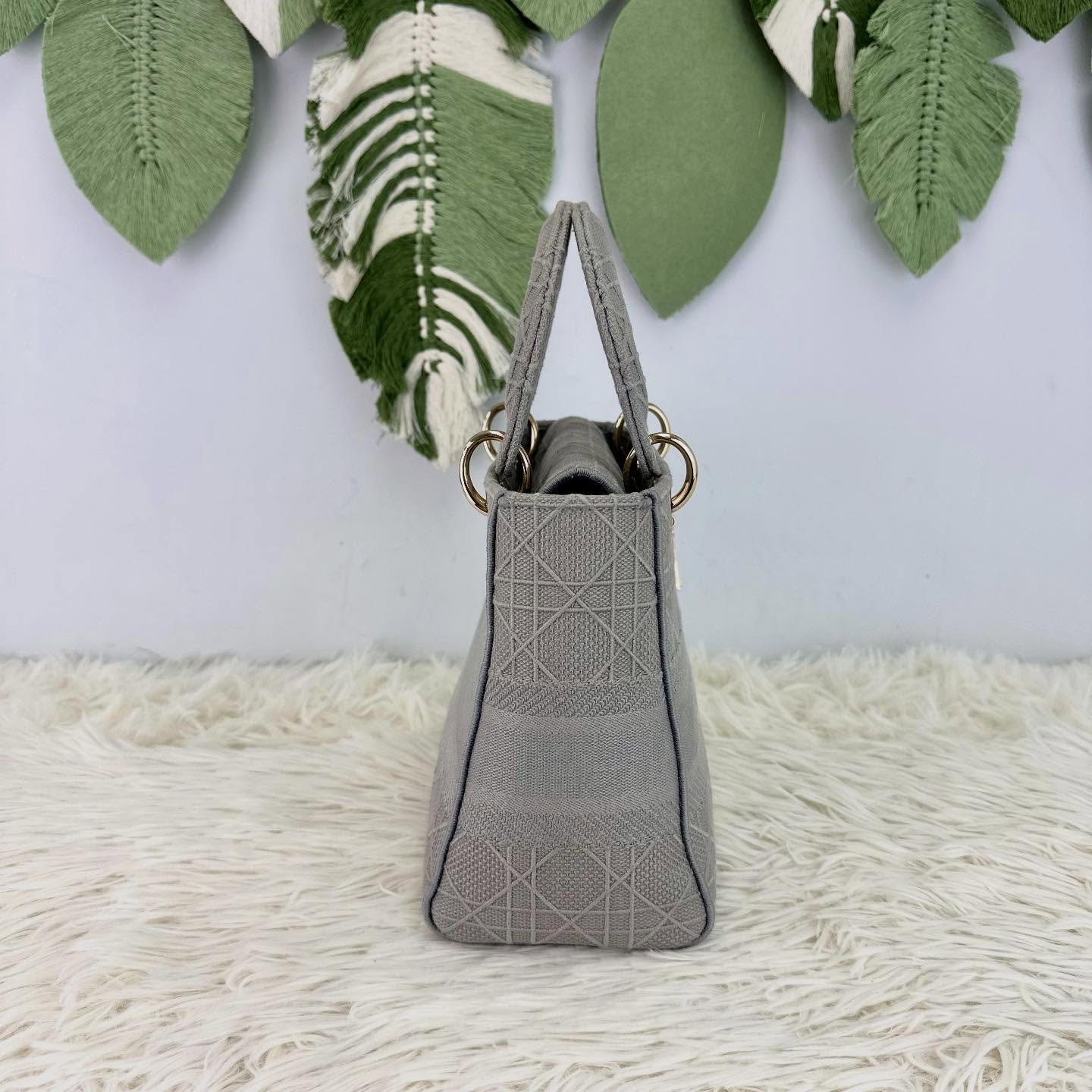 DIOR 🤍PRE OWNED Lady D-Lite 灰色金扣藤格刺繡款 Medium Size 🩶