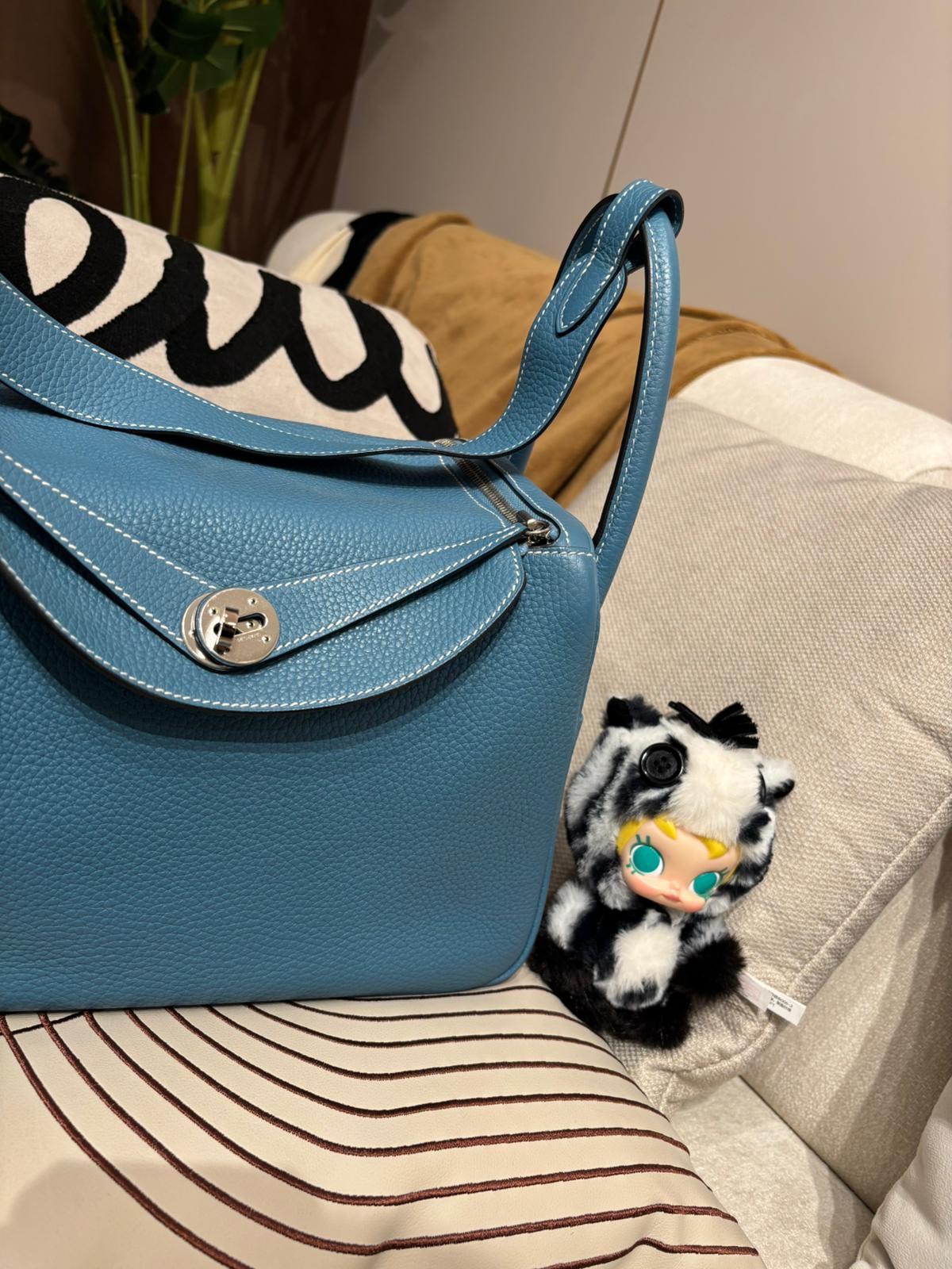 Hermes Lindy 30,BLUE JEAN 牛仔藍 Stamp T 100%Authentic ,98%new  ✅dust bag✅rain coat✅box 