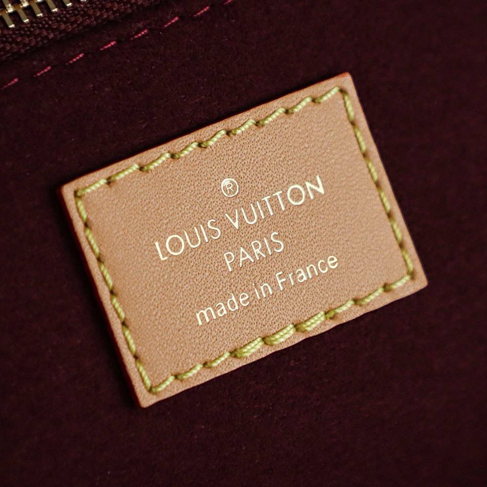 𝐂𝐀𝐑𝐑𝐘𝐀𝐋𝐋 𝐁𝐁芯片菱形跳动码系列🎀 延续了爆款𝑪𝒂𝒓𝒓𝒚𝒂𝒍𝒍家族系列， 再次新出大宠儿爆款𝑪𝒂𝒓𝒓𝒚𝒂𝒍𝒍 𝒃𝒃系列，真的是太太太好看了！ 上市的第一天直接处于断货王c位，🔥‼️ 华丽的外形体现出了高贵的气质，全新的设计不仅时尚且实用性超强！ 休闲随性慵懒风，颜值直接封神，作为日常通勤包都是绝佳的选择！👍💯 五金材质：厚镀纯钢𝟐𝟒𝒌五金 皮料材质：法国原厂皮面料【芯片版】 尺寸详情：𝟏𝟕*𝟏𝟎*𝟐𝟔𝐜𝐦