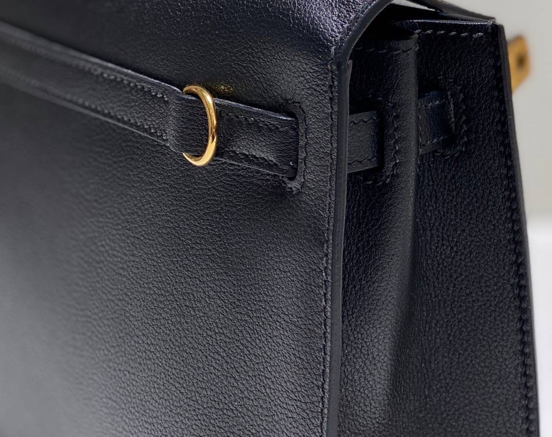 『黑金』 ‘’Kᴇʟʟʏ ᴅᴀɴsᴇ • Evercolor 🎀 时尚圈就是一个圆！ 最厉害的就是六种背法： 斜背、侧背、肩背、腰包、背包、手包 集美们一定要安排起来‼️ 22Cm