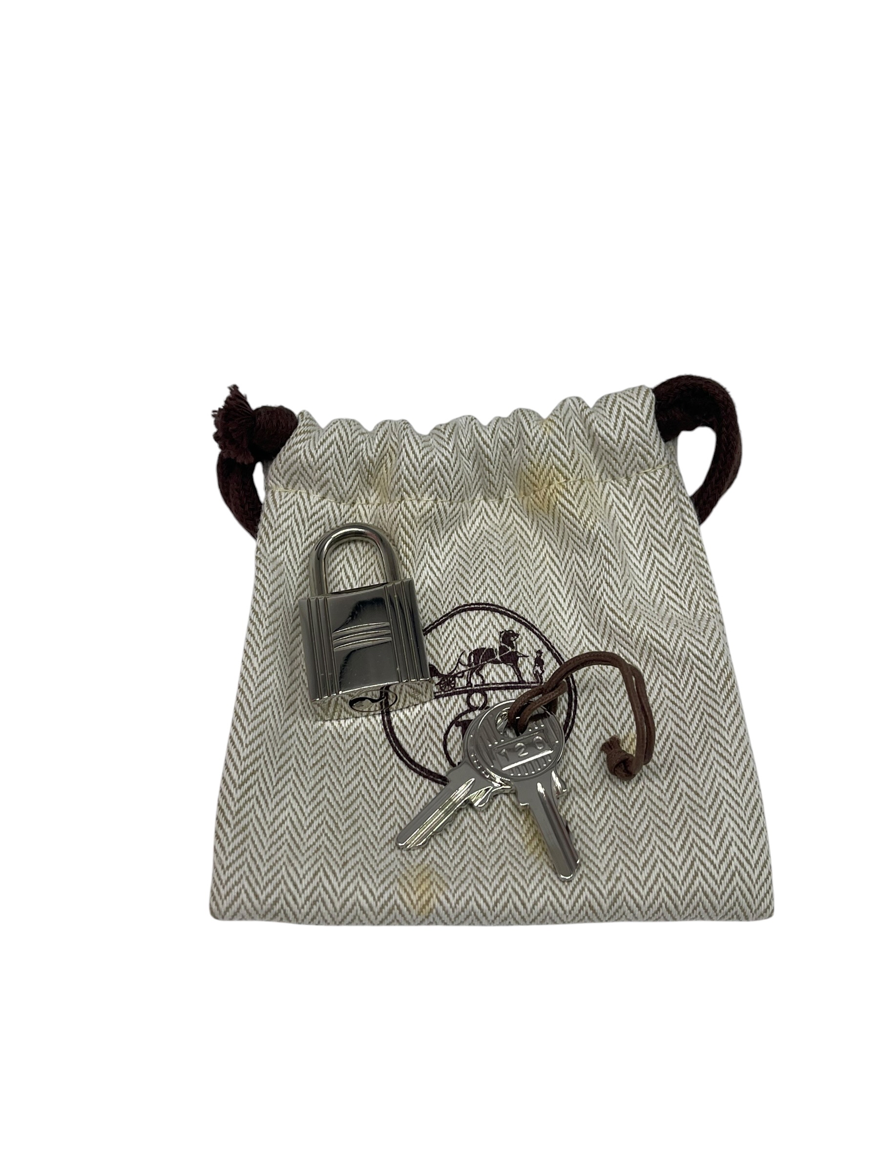 Pre-owned Hermes P 18 / Stamp T / Product Code: 071412