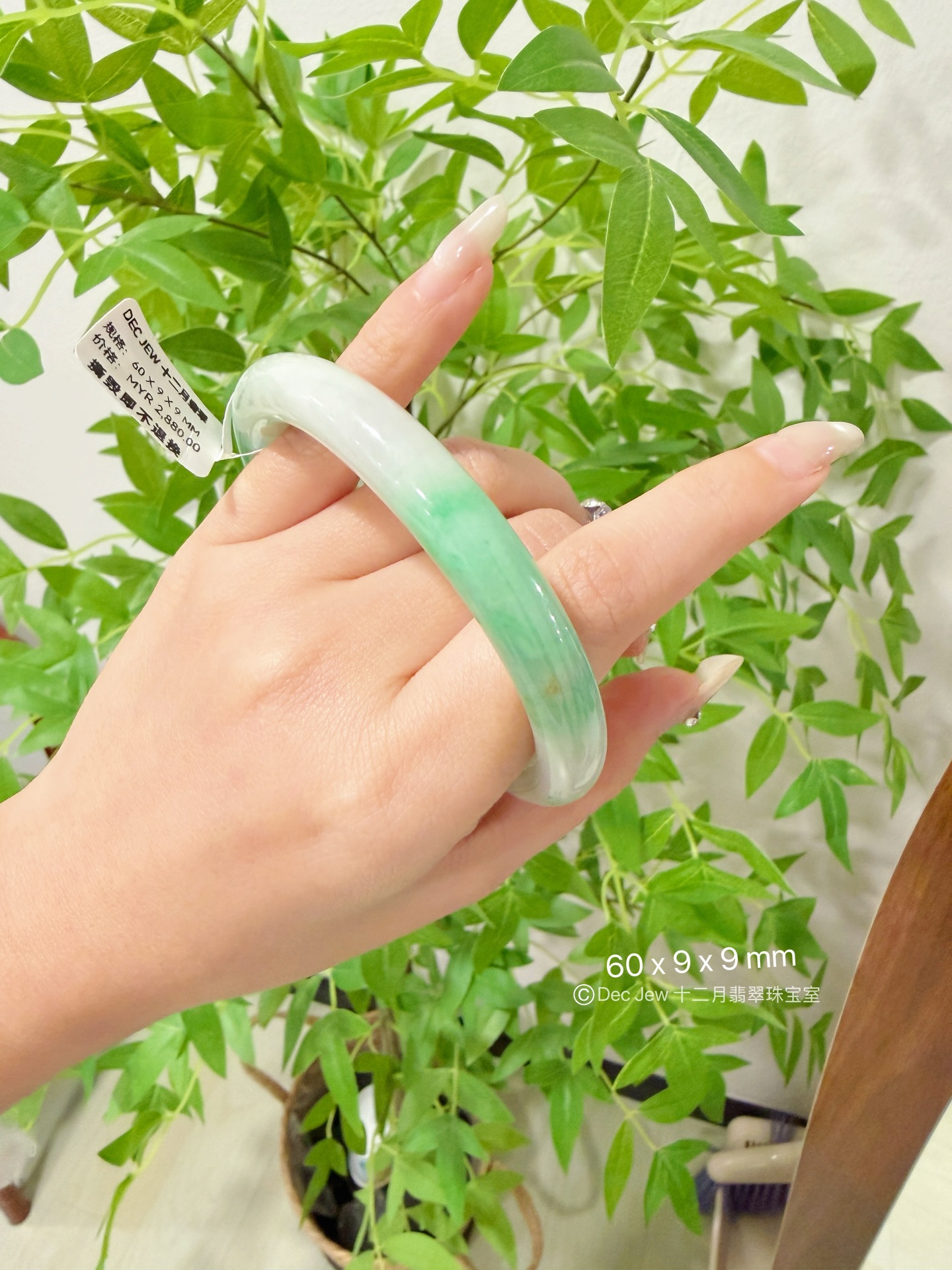 ✨ 马来西亚现货 · 手镯现货发售 ✨🟢60圆条芙蓉绿翡翠手镯💎 手镯尺寸 • 圈口：60 mm • 宽度： 9 mm • 厚度： 9 mm 📄 附证书 每只手镯均附专业鉴定证书，安心选购 ✔️ 🕊 鉴赏期 支持鉴赏期，购买更放心 🌍 全球配送 马来西亚现货，支持全球邮寄 ✈️ 📩 欢迎私讯咨询 / DM 查看细节与实#马来西亚翡翠 #怡保 #吉隆坡 #新山 #新加坡