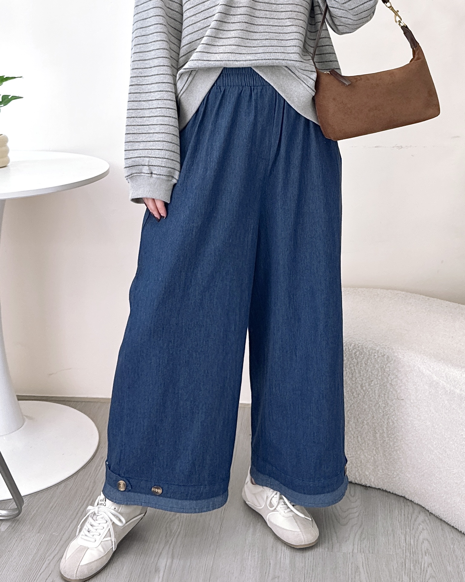 時尚腳鈕扣牛仔闊褲 2色