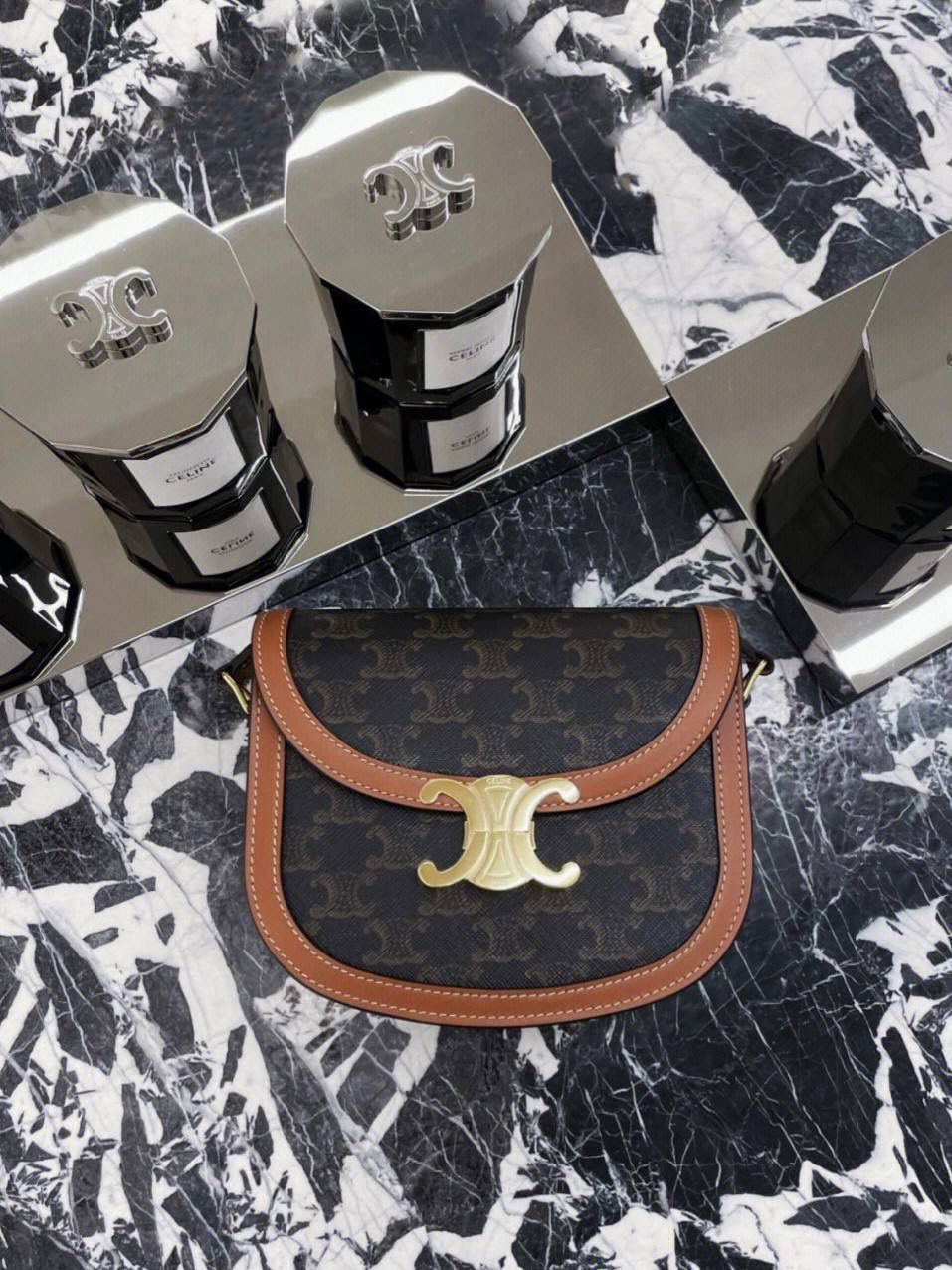 🔥大货实拍图 𝗖𝗘𝗟𝗜𝗡𝗘 ♥ 𝗧𝗘𝗘𝗡 𝗕𝗘𝗦𝗔𝗖𝗘肩带马鞍 型号：110962 尺寸：18.5*16*6cm 𝑪𝒆𝒍𝒊𝒏𝒆老花颜值一直在线，年轻耐看不显老气，虽然是老生常谈的配色，但𝑻𝒆𝒆𝒏 𝑩𝒆𝒔𝒂𝒄𝒆马鞍包这个包型搭配老花配色真的有被惊艳到，本身圆圆包型弧度设计就更活泼可爱，棕色系更加学院风的感觉，超级适合搭配西装 风衣 大衣 或者夏天搭配长裙！