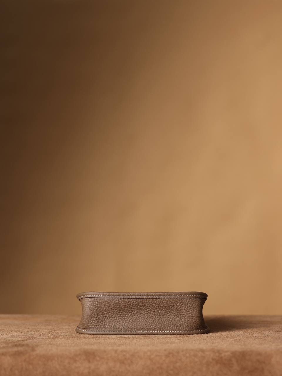 HERMES爱马仕Evelyne 16伊芙琳大象灰金扣👜✨ TaurillonMaurice 小公牛皮 尺寸：16*18*5cm 爱马仕Evelyne伊芙琳 Evelyne包的设计灵感来自于一种名为“马鞍袋”的马具袋，这是一种常用于骑手和马车夫的袋子，用于储存和运输马具和其他必需品。 爱马仕将这种马具袋的经典元素与品牌的手工艺传统相结合，打造出了具有时尚感和功能性的包包。 因此，伊芙琳包不仅是一款实用的手提包，同时也代表着品牌深厚的历史和文化传统❤️