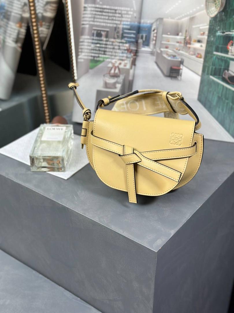 *𝘔𝘪𝘯𝘪 𝘎𝘢𝘵𝘦 𝘋𝘶𝘢𝘭 马鞍手袋 ✨上新 new in✨ 尺寸:15*12.5*9cm（中部最宽处21cm） 编码:522127 颜色: 织带/黄油色 将原本的细肩带更换成存在感更强的帆布宽肩带，点缀logo印花，休闲率性感满满！ 包身采用非常柔韧光滑小牛皮，内里麂皮，内置两个卡槽，Puls🉑️无忧。 经典造型手袋，换上了新肩带，估计又有不少包控要失去抵抗力啦👏🏻