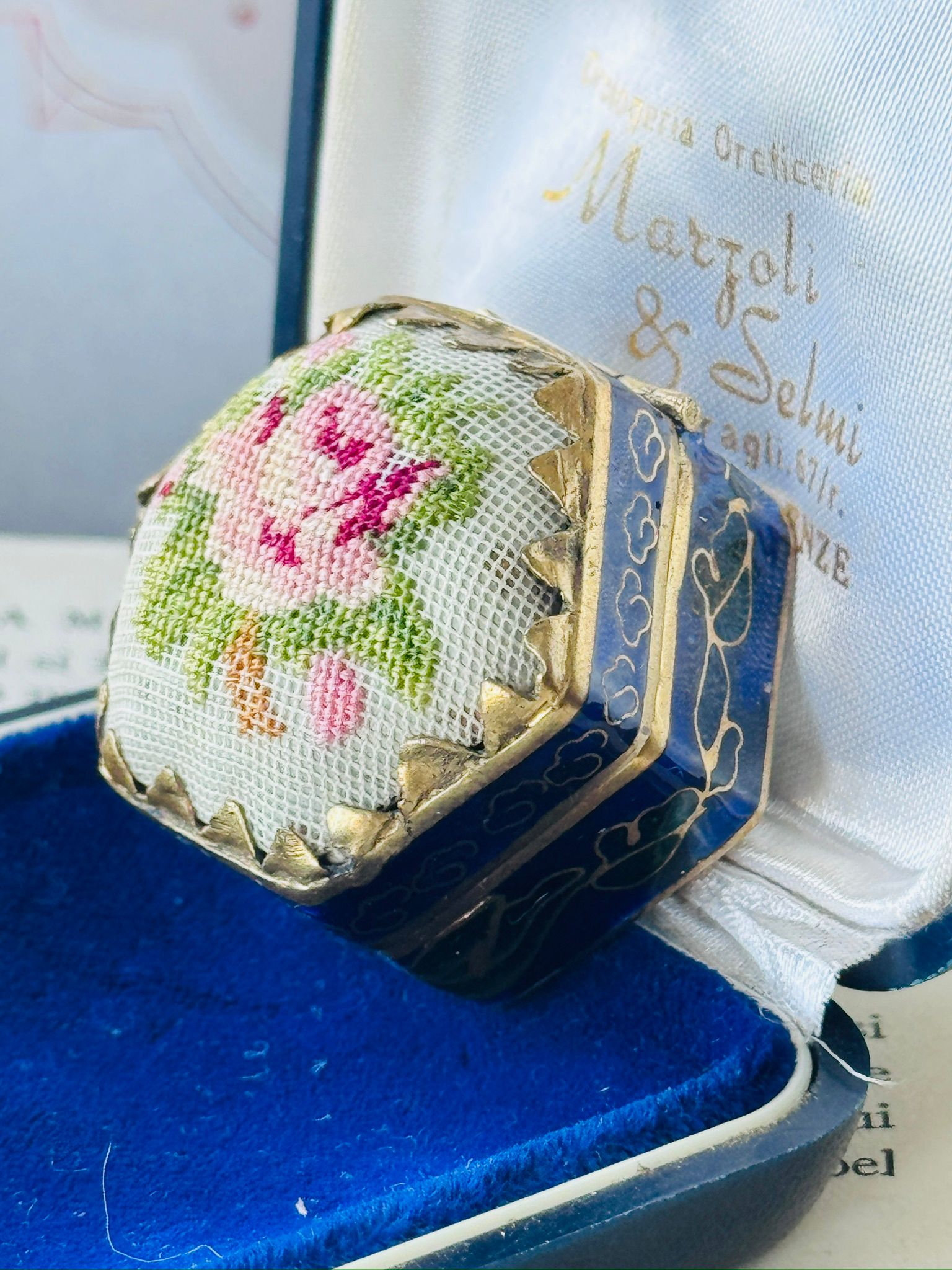European Mid-Century RARE Handmade Petit Needlepoint X Cloisonné Trinket Box / PillBox (MT2591)
