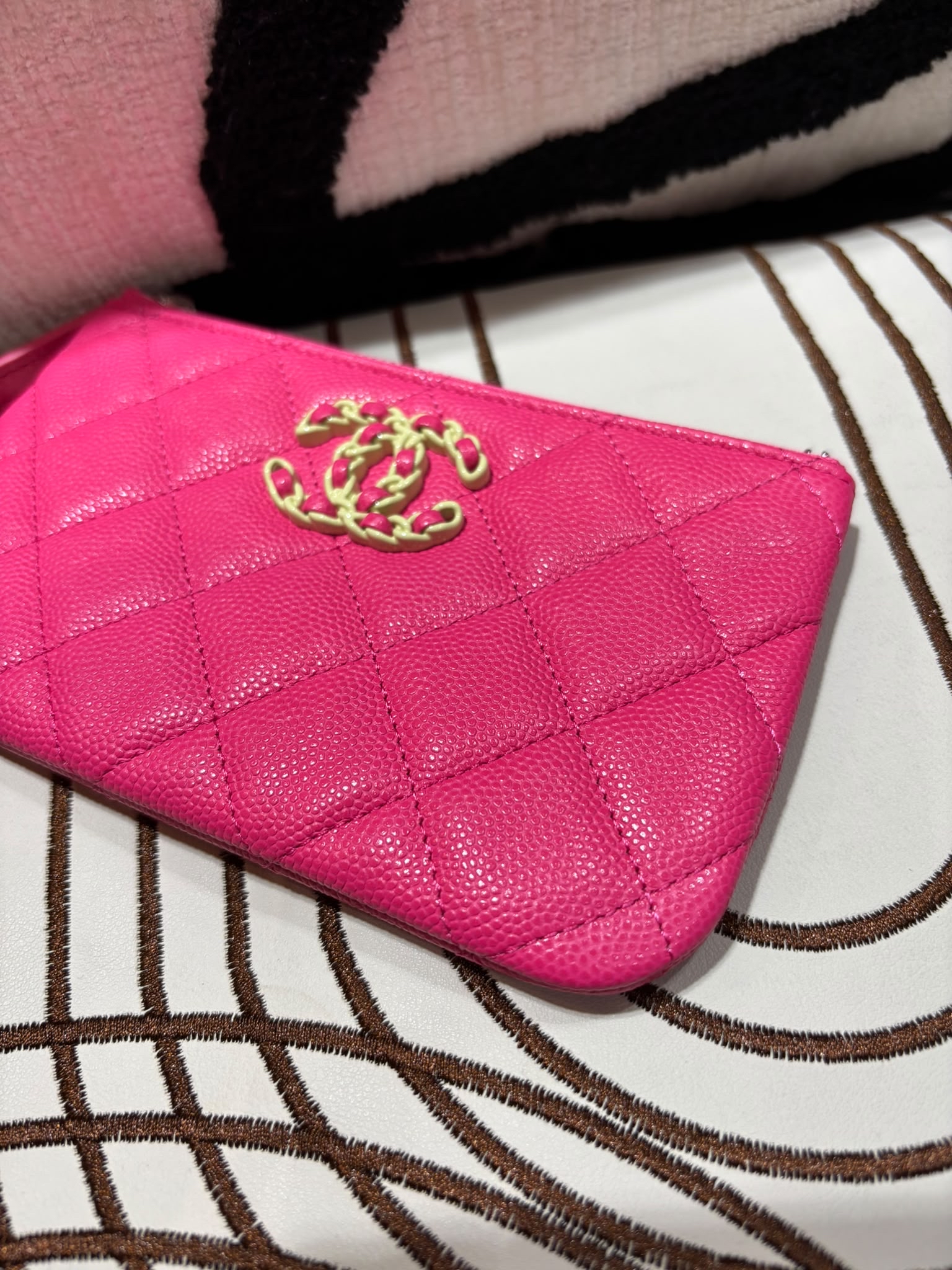 未使用品 Chanel 19 Mini Zip pouch 荔枝牛皮 100%Authentic,未使用unused ✅晶片貼✅塵袋