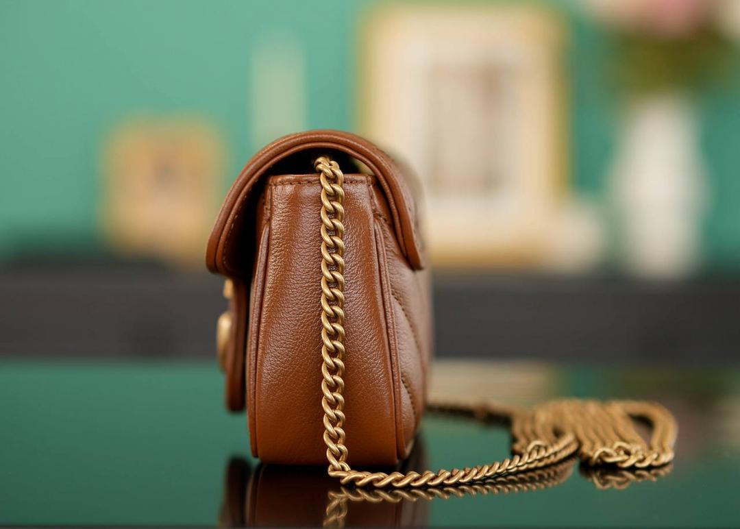 👜Marmont系列肩背包经典款 焦糖色 mini16.5cm💕 （原厂皮 全铜五金） 正品售价,500 GG家的招牌款 原厂牛皮搭配经典的双G扣，复古做旧风格 一只超可爱的小马蒙~喜欢小包入它准没错 官方款号 476433 尺寸小号：21x12x5cm 尺寸迷你：16.5x10x5cm