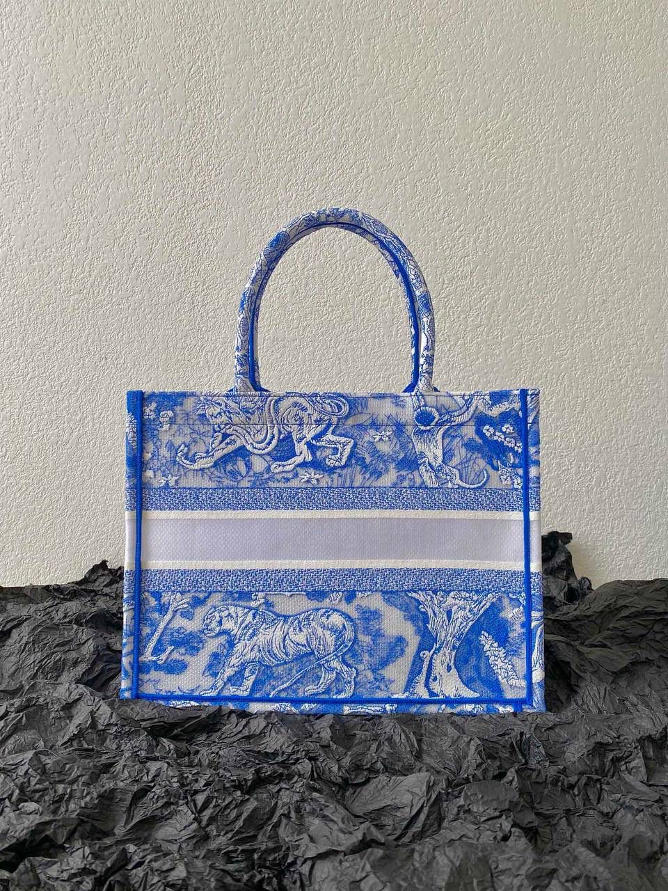 🈶透明蓝中号 𝗖𝗗 𝗕𝗼𝗼𝗸 𝘁𝗼𝘁𝗲购物袋"夏日限定" 全新透明帆布材质，轻盈通透的质感✨ 自带清凉属性，是这季的最大亮点 茹伊动物印花与荧光色调的碰撞 怎么会有这么好看的颜色啊😍 不愧是色彩大师，活力氛围拉满 超醒目的荧光效果和度假气息扑面而来 将优雅融为一体，谁心动了，我不说 刺绣的复杂程度，直接搞疯师傅们 这只购物袋真的要细品，那那都是细节 size：36.5×28×17.5cm