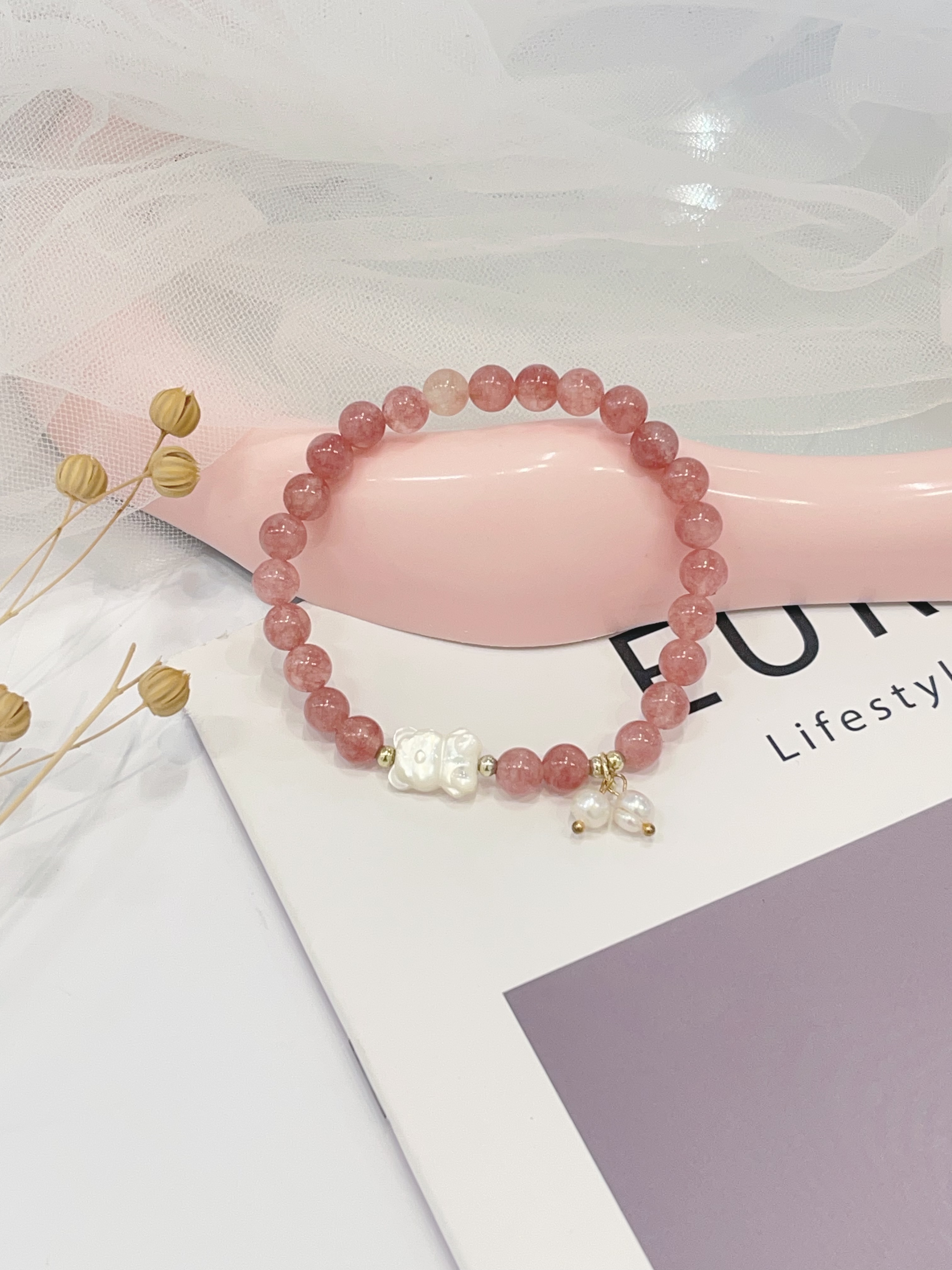 🍓草莓晶 Strawberry Quartz 手串｜6.5mm 贝壳小熊 × 淡水珍珠点缀