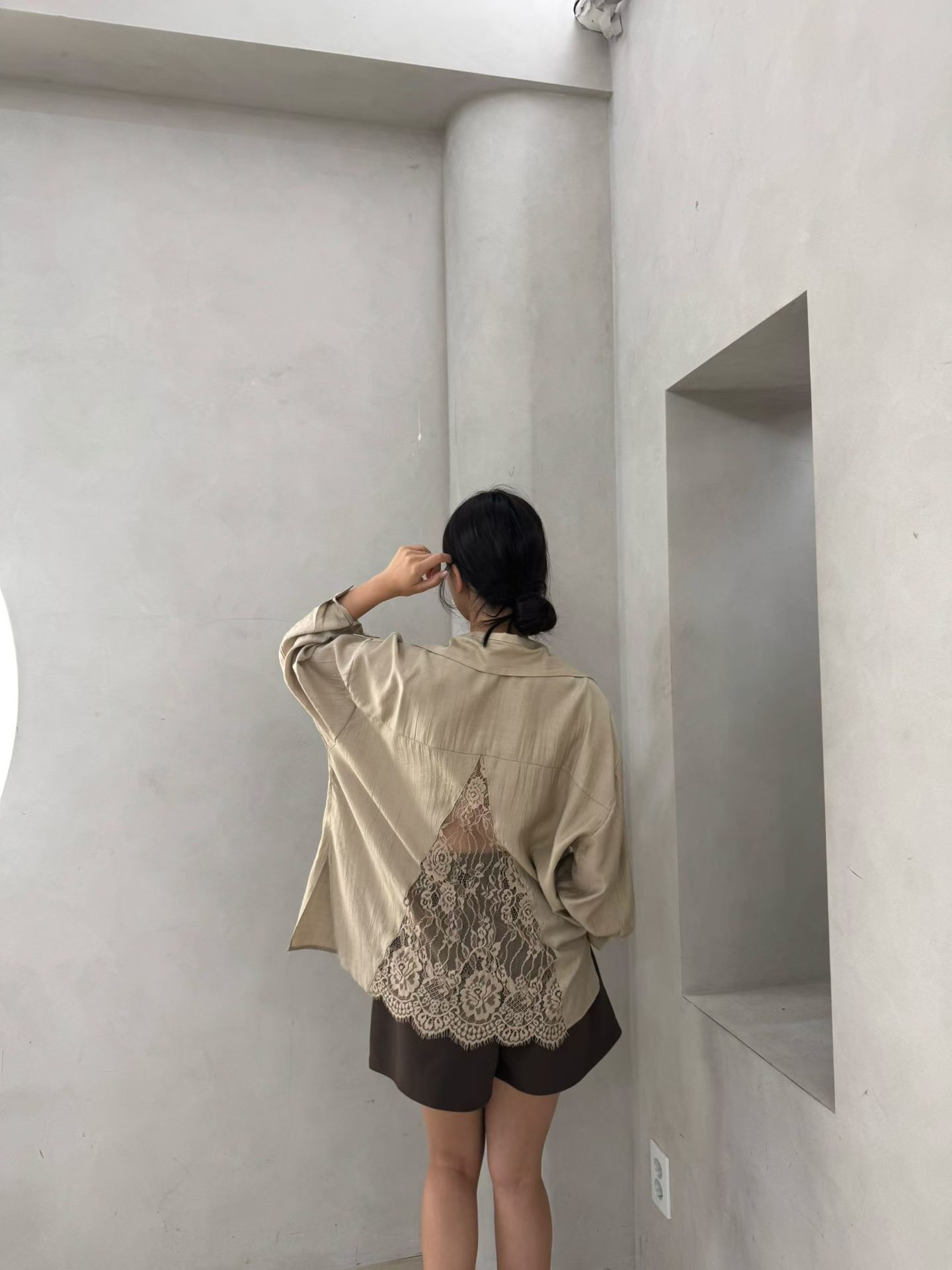 MA16 後背透肌蕾絲拼接寬鬆襯衫