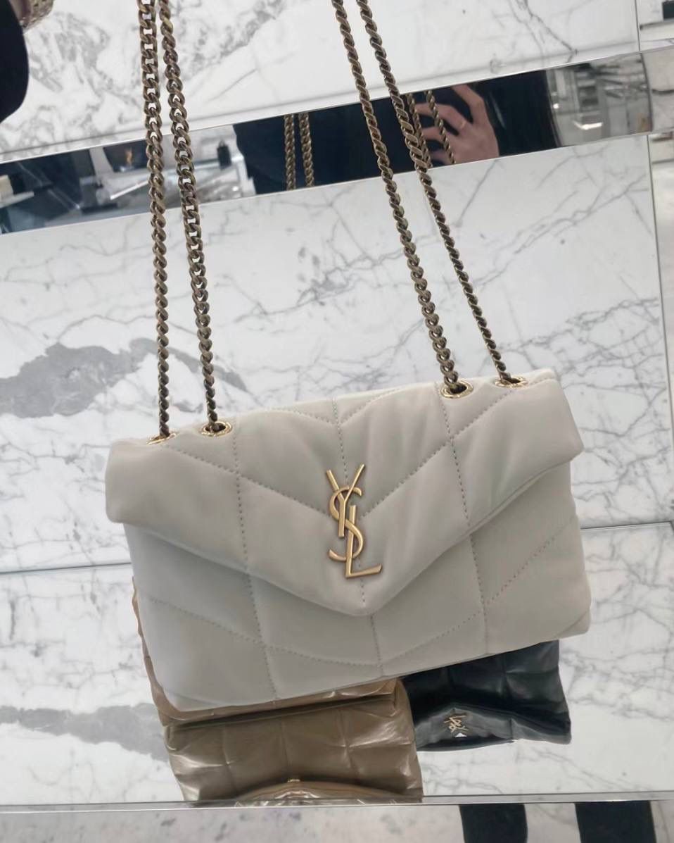 mini toy这个尺寸也好好看哦！ 夏天背小白包就是降温☺️☀️🌱 ys1 loulou puffer绗缝羊皮包 mini白金🖱️ 每家每户都有出个软绵绵的云朵包 它能从中脱颖而出有它的道理 特别洋气千金风，上身是真好看！ 小羊皮手感也软乎乎的很舒服 自重轻容量大～ 通勤日常都no problem☺️ 29×17×11cm577476m 23×15.5×8.5cm759337m