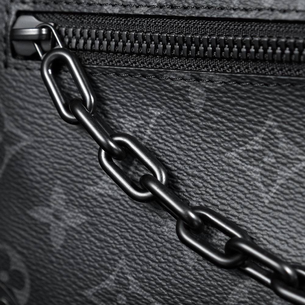 特级原厂𝐌𝐢𝐧𝐢 𝐒𝐨𝐟𝐭 𝐓𝐫𝐮𝐧𝐤 M44735升级版—树脂扣五金🎀 ▪️尺寸：18.5*13*8cm▪️ 经典的男士黑花，搭配树脂扣链条设计， 时尚又略有个性，但又不会过于浮夸和花俏，🤟🏻 方方正正的包型设计，链条采用树脂材质，哑光磨砂的质感更加显高级感，万万没想到，它的火热程度至今都尚未减弱过，真的是颜值巨好看的，简单的搭配，都给你十足的时髦感！男士首选之一，作为情侣包也是非常的有味道的！😍👜