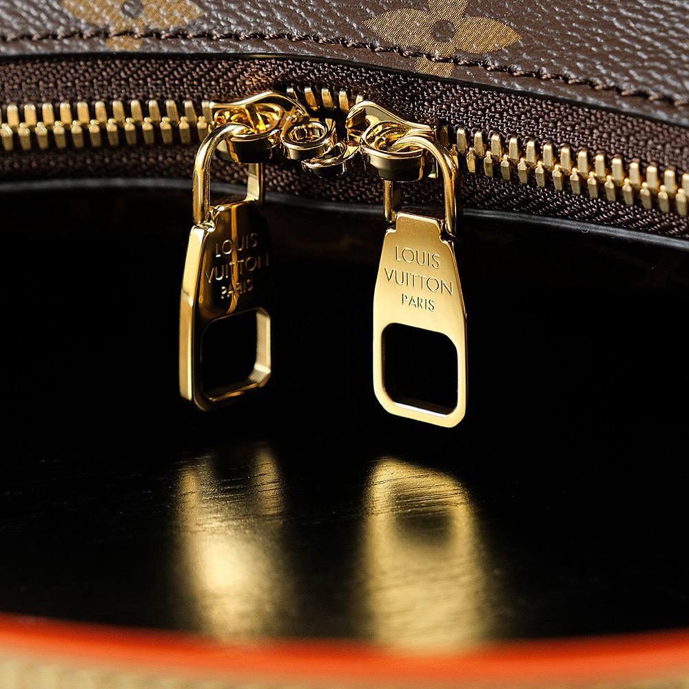 𝐒𝐋𝐎𝐔𝐂𝐇𝐘芯片菱形跳动码系列👜✨ 秋冬必备松弛感系列𝑺𝒍𝒐𝒖𝒄𝒉𝒚腋下包， 延续经典元素的同时又增添几分时尚复古高级的魅力， 崭新挂锁扣吊牌和经典标注新季元素，彰显馿牌的悠久传承与精湛工艺！ 它能够满足现代女性的多样需求穿搭，更能让你在不同场合上体现出多风格元素！ 五金材质：厚镀纯钢五金 皮料材质：法国原厂皮面料【芯片版】 尺寸详情：𝟐𝟐*𝟗*𝟑𝟑𝐜𝐦