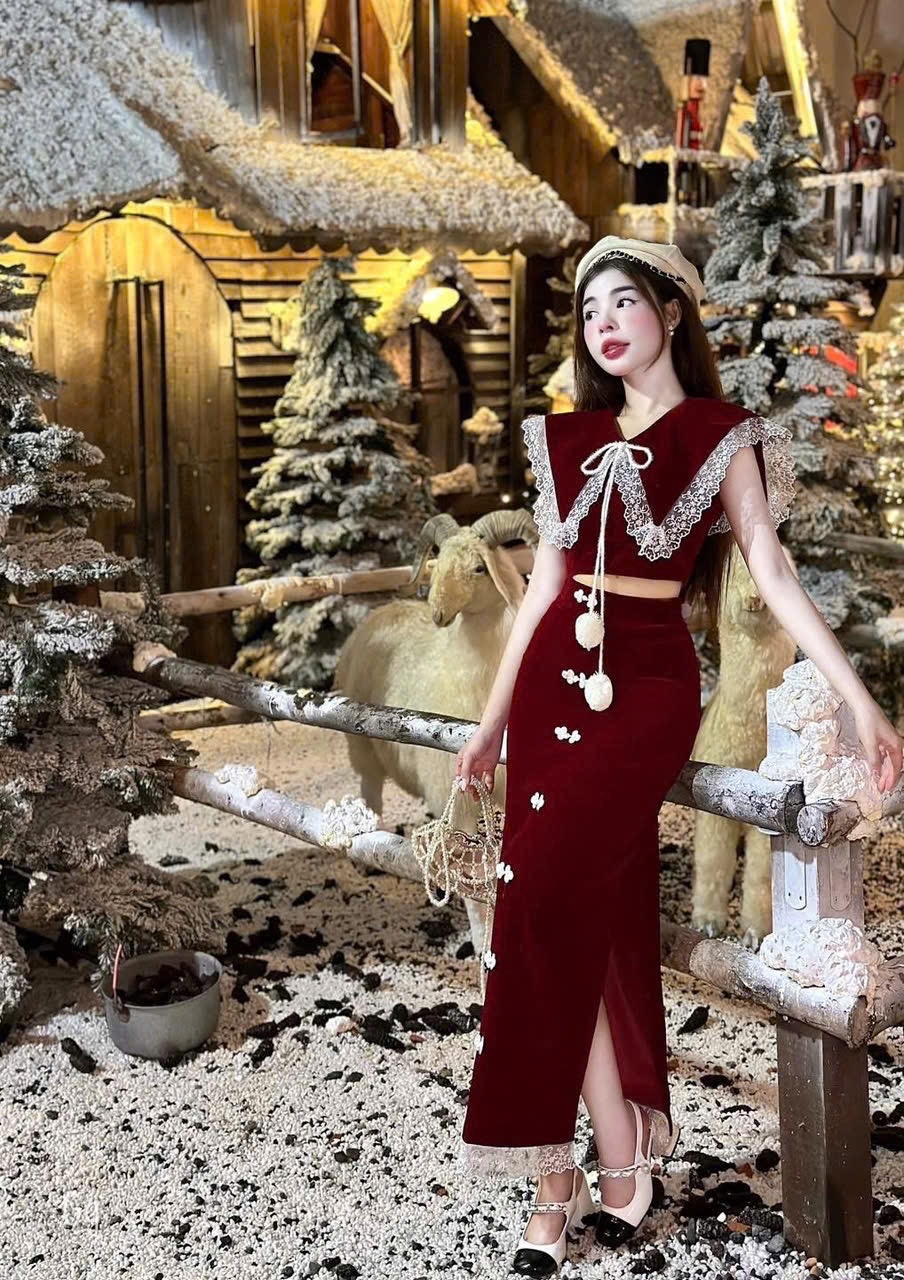 優雅的兩件式天鵝絨套裝，飾有蕾絲細節