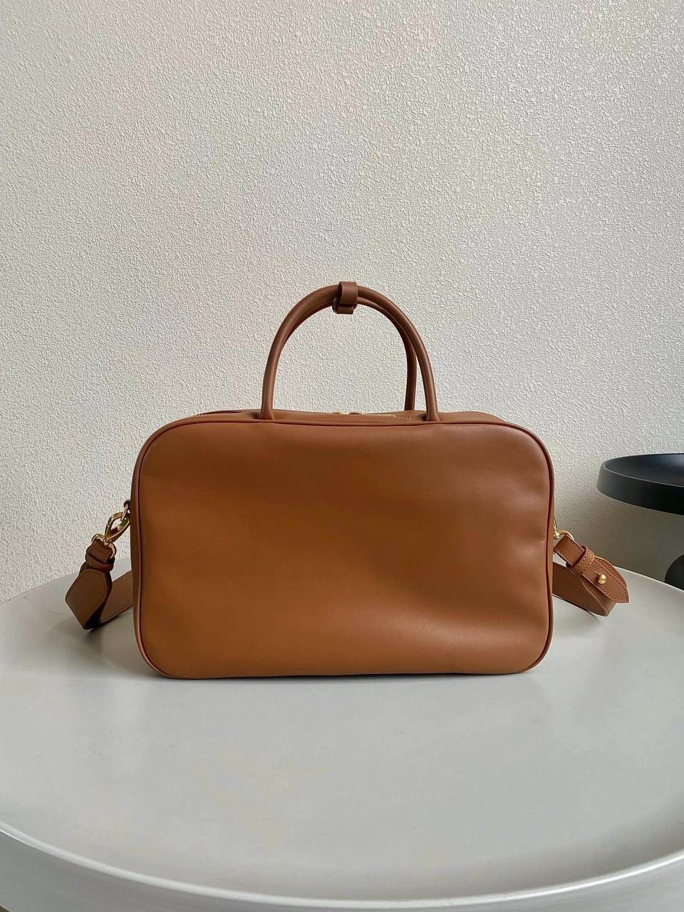 🈶焦糖色 | 肩带款 𝗠𝗶𝘂𝗠𝗶𝘂23秋冬公文包 比经典老款多了一条长肩带 斜挎手拎更加实用，直接翻红啦！！ 看似一样，实际尺寸上有轻微小改 但差异不大，整体也比老款要薄一点 斜挎起来更有轻盈感，不会显得太笨重 近两年miu水涨船高，爆款制造机 出什么火什么，杀疯了已经，都去冲 一整个甜酷少女感路线，赢麻了！！ 23×34×10cm，#F0020m