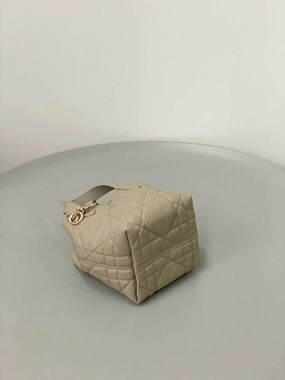 🈶胭脂米，迷你 𝗗𝗜𝗢𝗥 𝗧𝗼𝘂𝗷𝗼𝘂𝗿𝘀新版竖款 火爆全网toujours缩小版来啦！ 看到真的心动得不行～ 实物就是常规迷你水桶大小， 真的可爱死 别说，包虽小但容量还挺大的 日常用品都能轻松装上 肩带长度也刚刚好，不挑身高 反正就是太乖啦！夏日必备 😍 13×15×12cm #M1272m