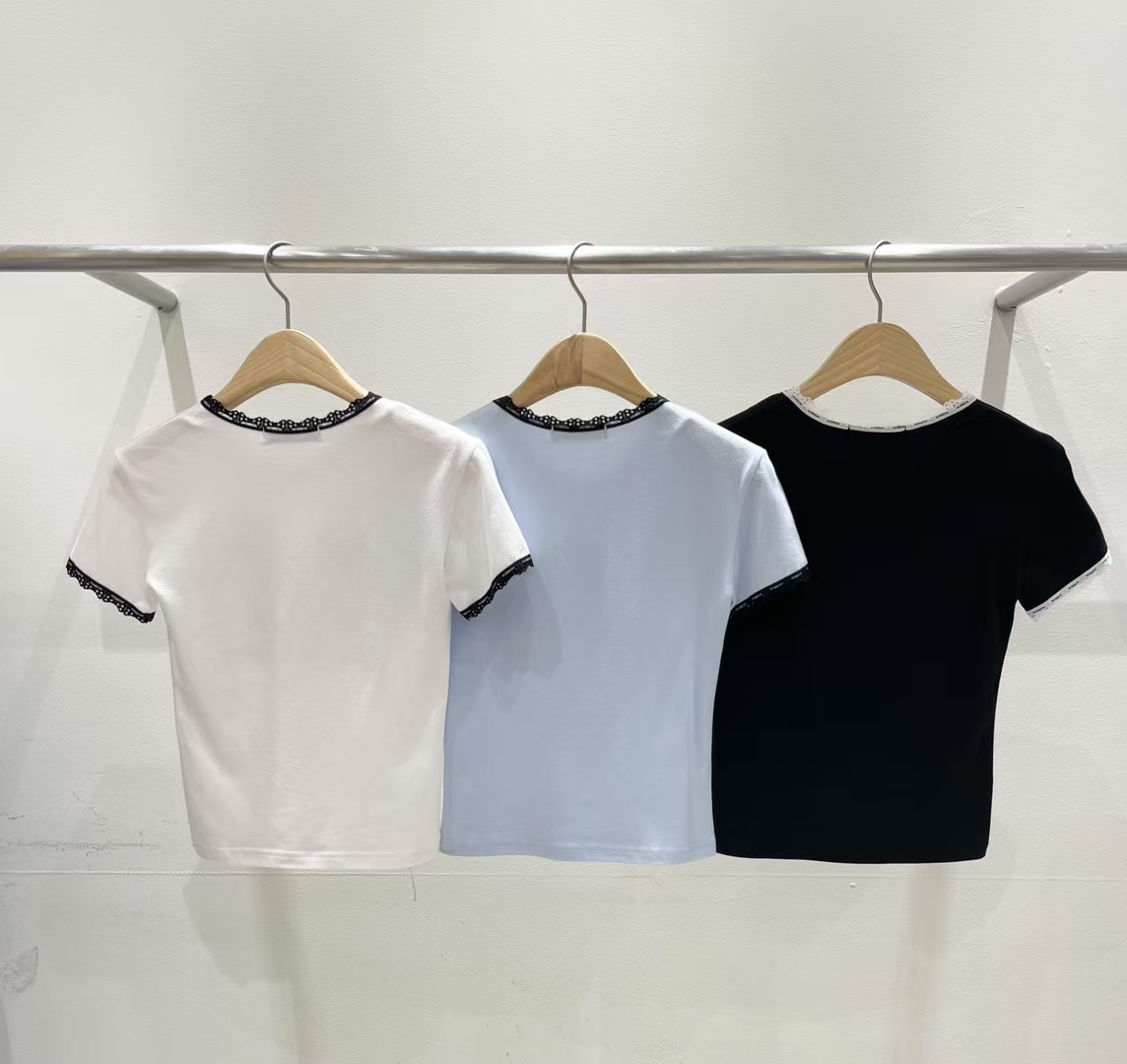 Fitted Lace-Trimmed Cropped T-Shirt with "Stay Curious" Patch‖ 拼接蕾丝边修身短款字母T恤 KR0162254