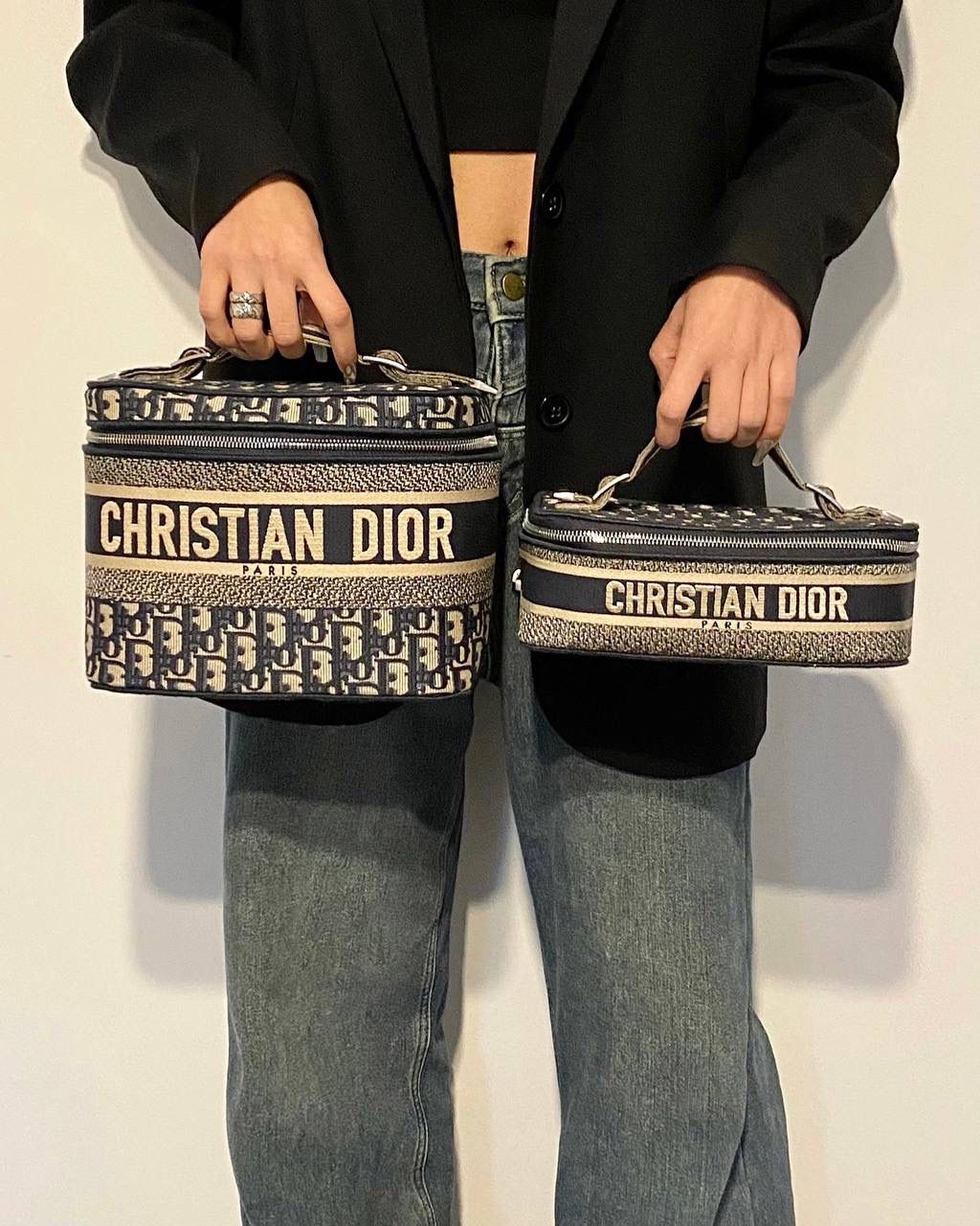 实拍实拍 💕 小号 CD SIGNATURE VANITY 手袋蓝色 Oblique 印花 独家渠道货 独家CD渠道货化妆包最新款上新 尺寸：16 x 11 x 9.5 厘米 独家实物手机版本实拍 需要实拍的看这里✨