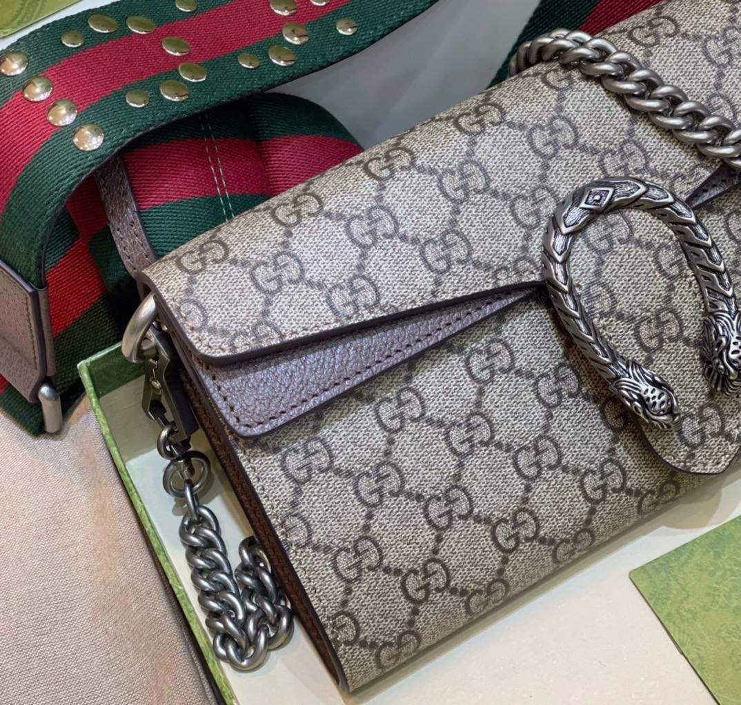 ✈️✈️✈️🔥𝐆𝐮𝐜𝐜𝐢 酒神腋下肩背包# ▪️型号 : 731782 ▪️尺寸 : 25*14*4cm 𝐷𝑖𝑜𝑛𝑦𝑠𝑢𝑠时尚单品永远少不了的酒神包又添新成员啦[耶]依然采用辨识度极高的虎头锁扣、包身小巧轻便. 经典PVC老花➕牛皮❗️搭配2条肩带 链条是现在最流行的腋下背法、最重点的红绿织带饰以饰钉“Gucci”DlY斜挎带太好看了！内部容量大、翻盖口袋双接档、还可当手包使用。