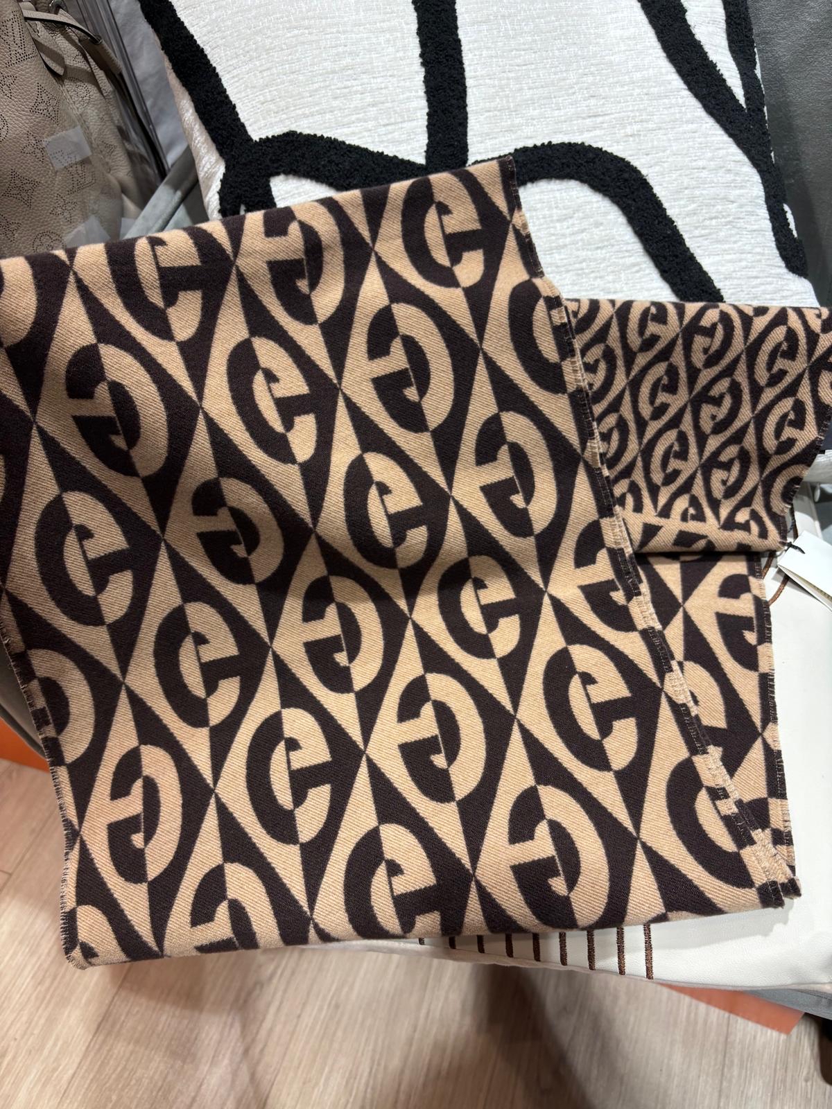 全新 GUCCI SCARF 全新披肩圍巾/頸巾 100%Authentic,100%new ✅box  195cm x 35cm 限時優惠✨$2580✨